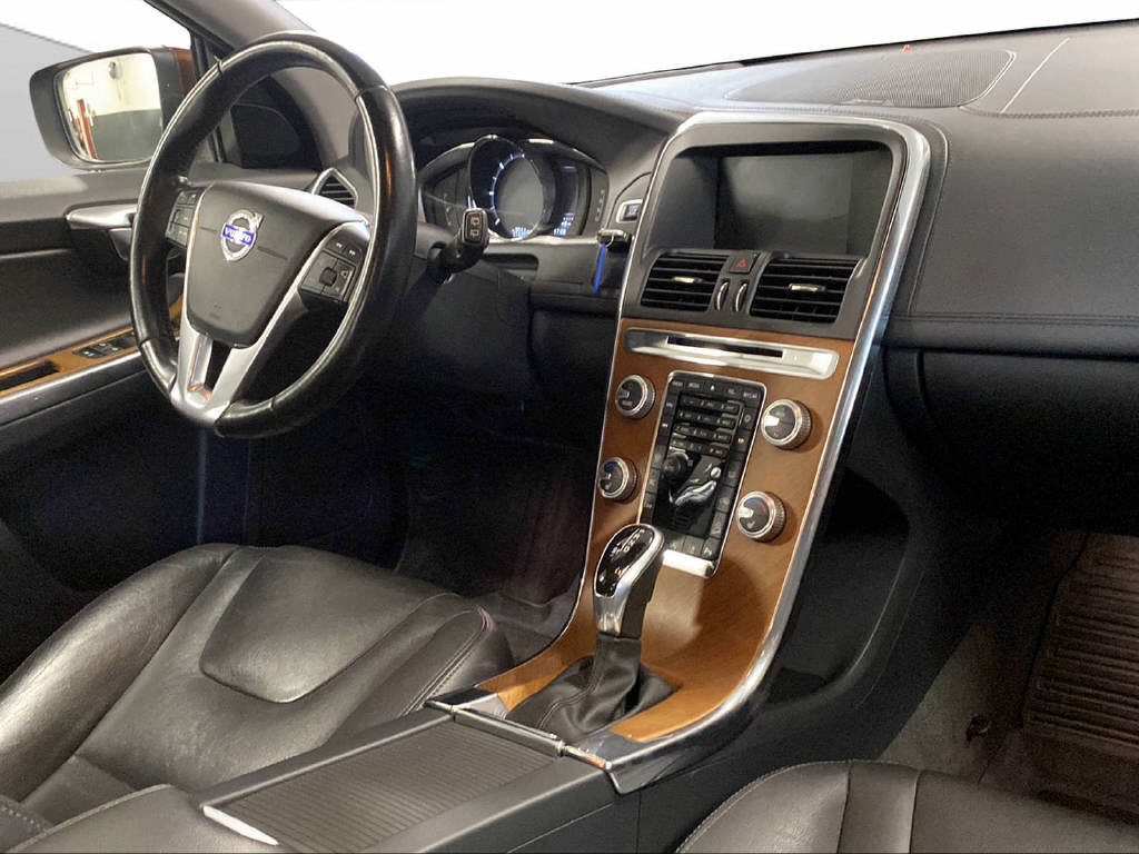 VOLVO XC60 2.4 D4 Summum AWD S/S-image-12