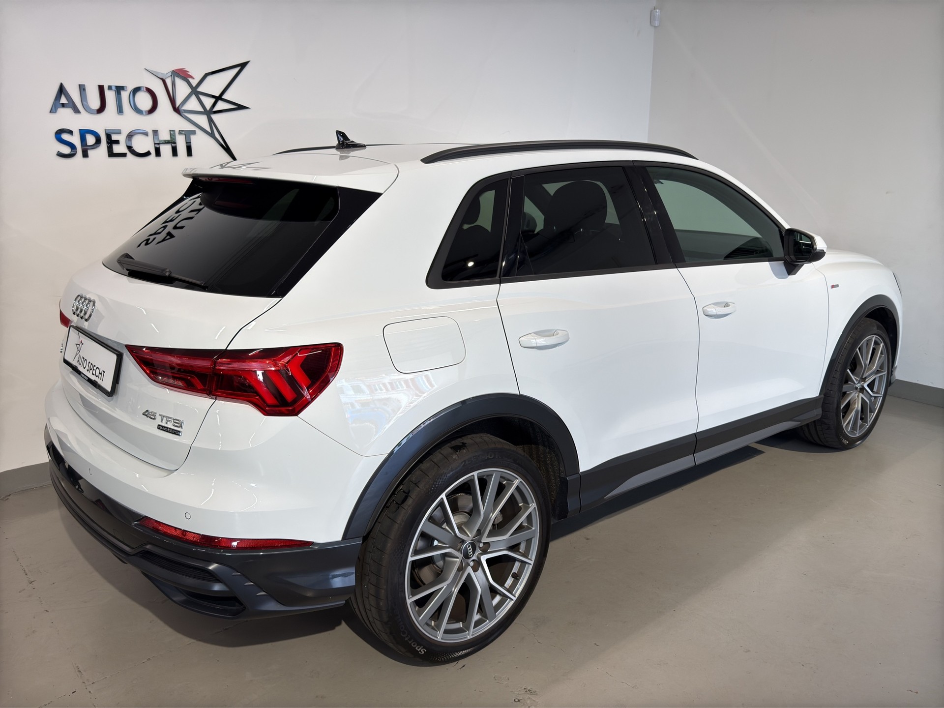 AUDI Q3 45 TFSI S line quattro S-tronic-image-3