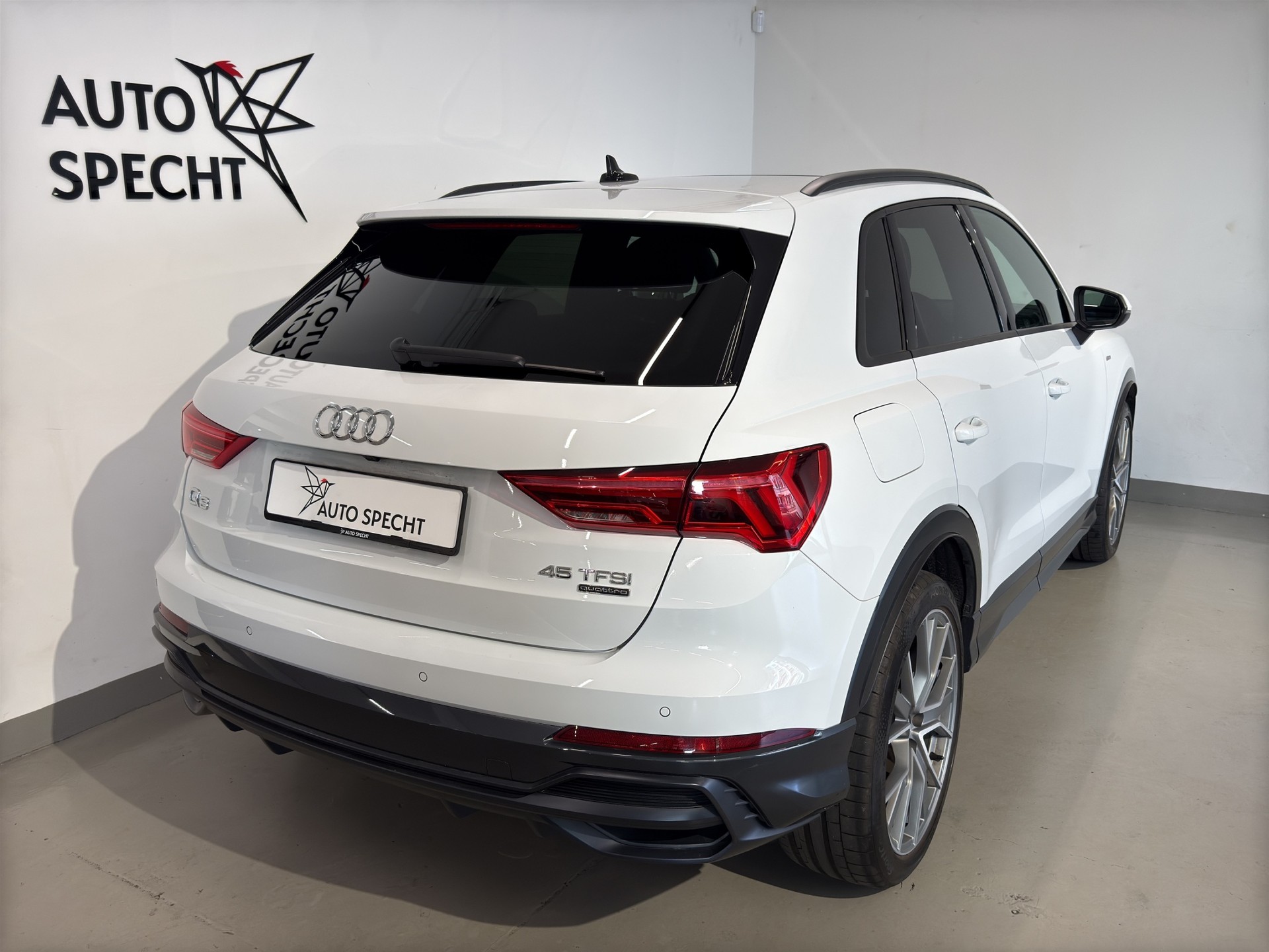 AUDI Q3 45 TFSI S line quattro S-tronic-image-4