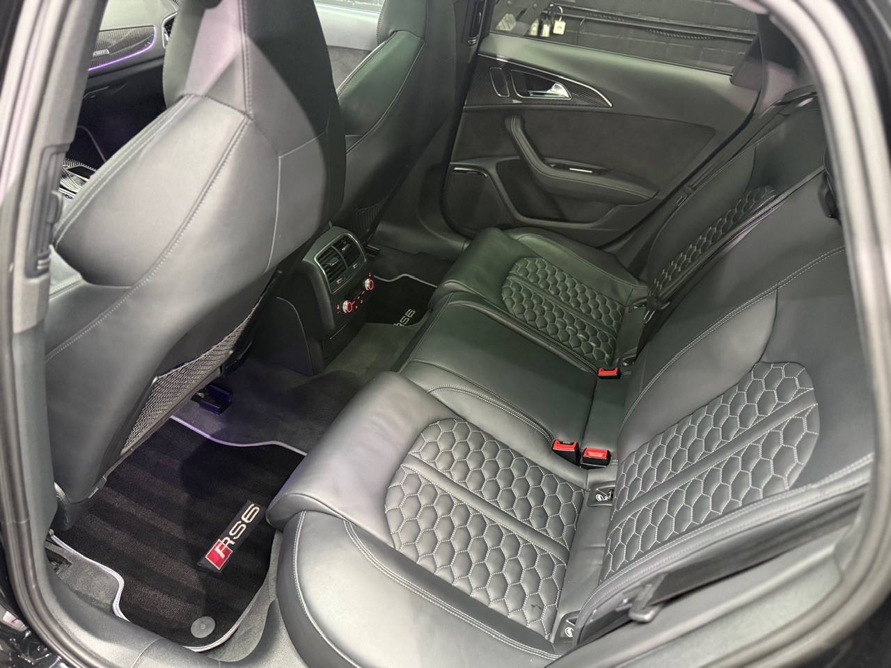 AUDI RS6 Avant 4.0 TFSI V8 quattro | CH-Auto | Milltek Auspuff | Carbon | Luftfahrwerk | Head-Up Display | Panoramadach | Bose-image-17