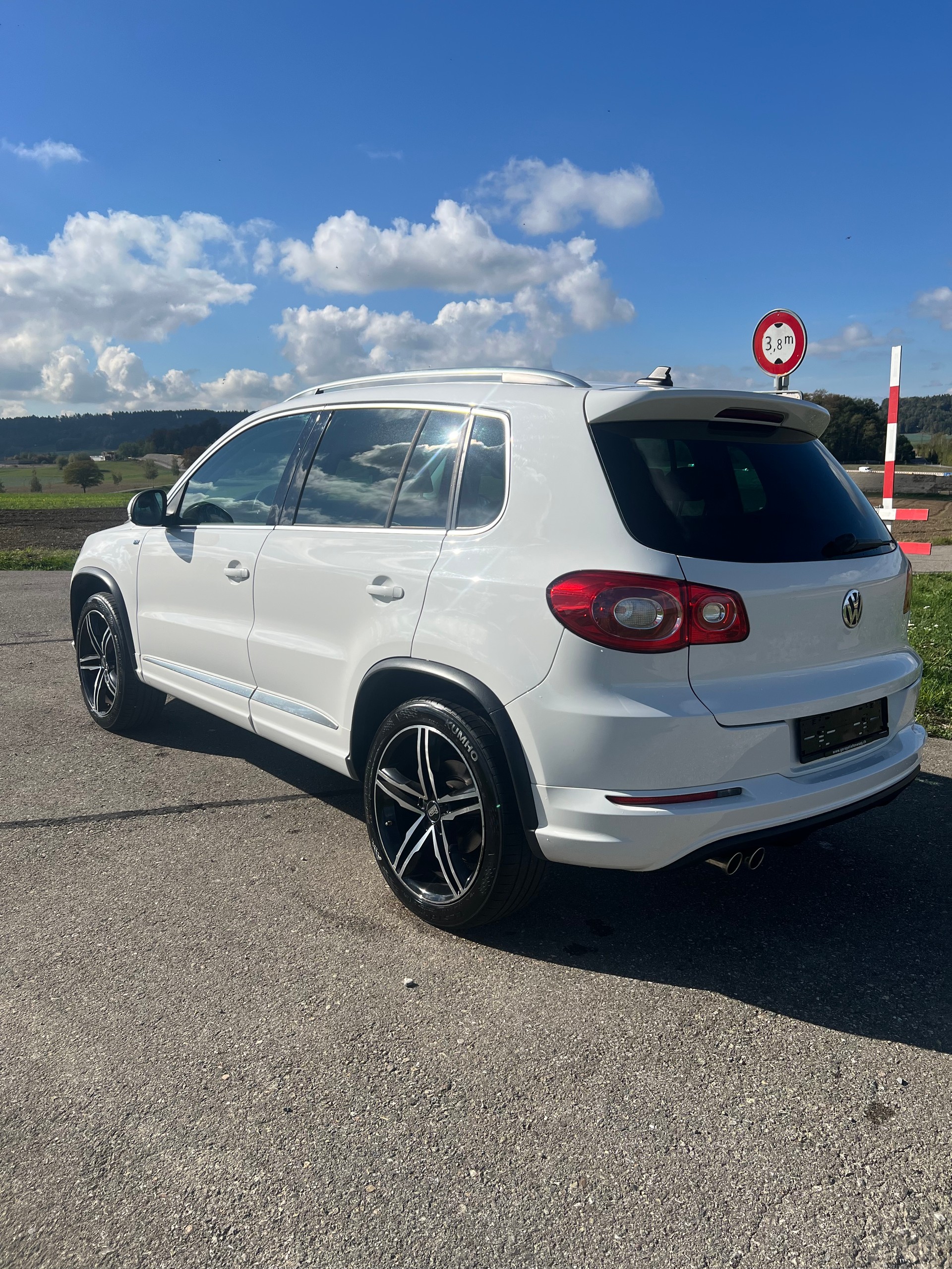 VW Tiguan 2.0 TSI Sport&Style Tiptronic R-Line-image-6