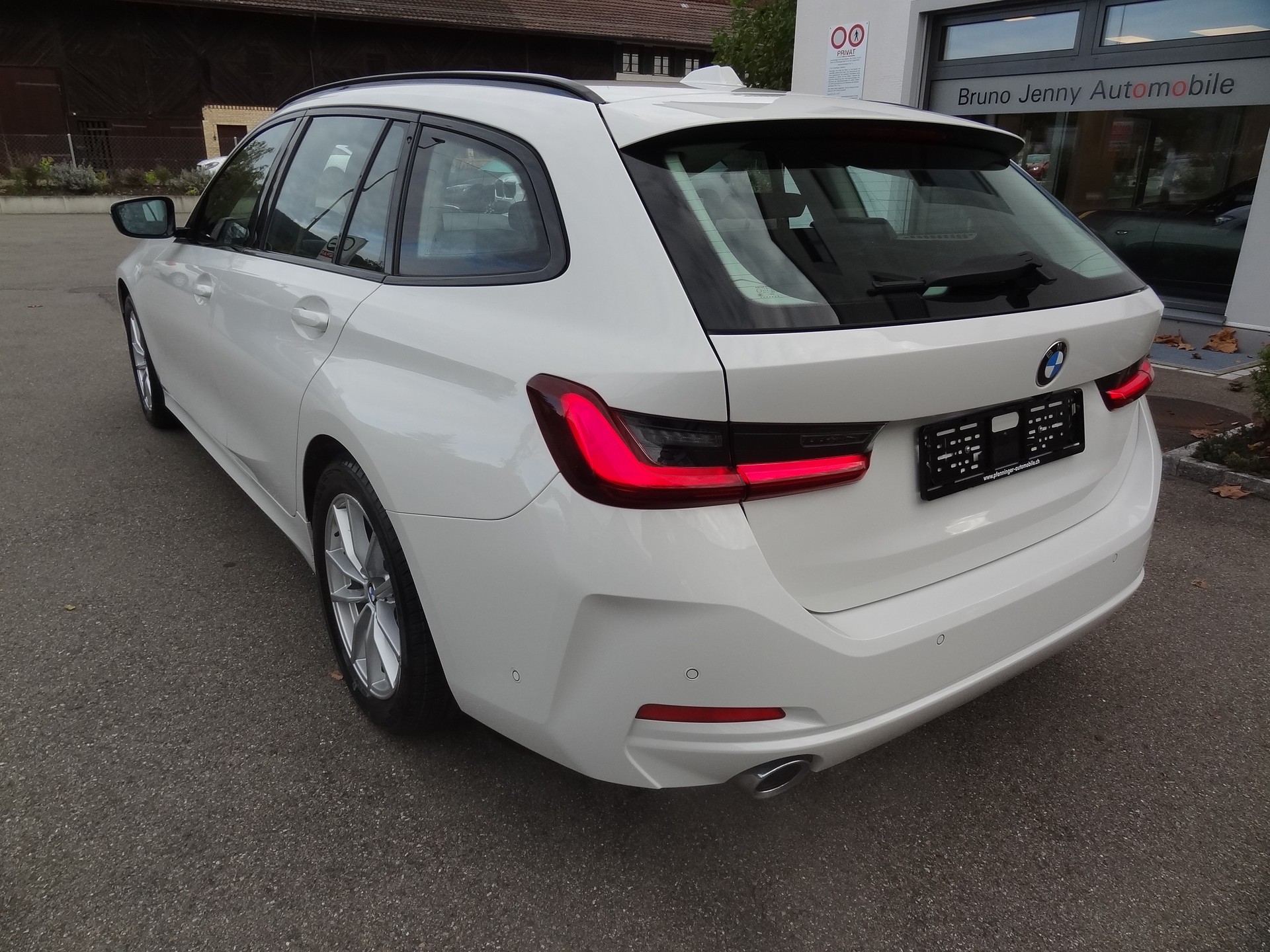 BMW 320d xDrive 48V Touring Steptronic-image-2