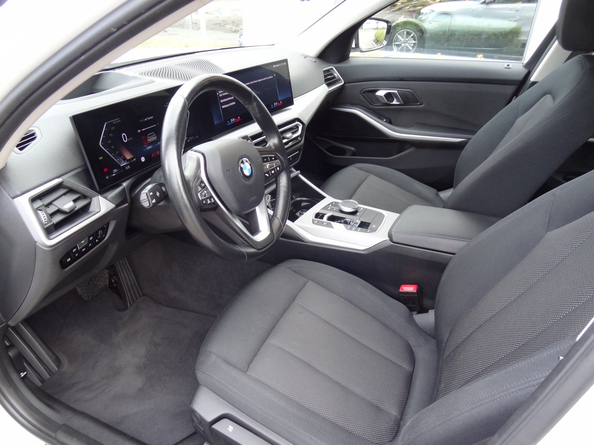 BMW 320d xDrive 48V Touring Steptronic-image-4