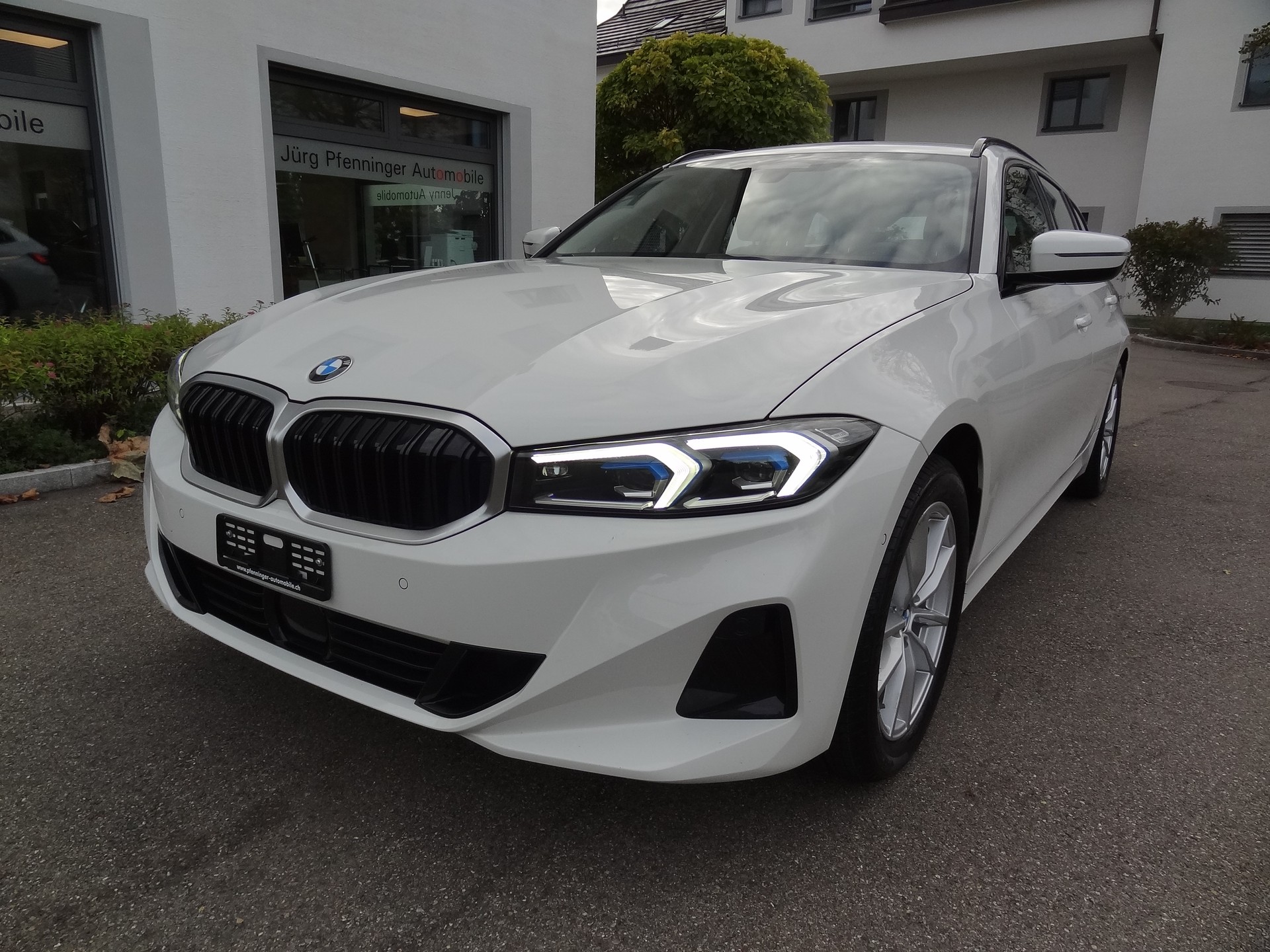BMW 320d xDrive 48V Touring Steptronic-image-0