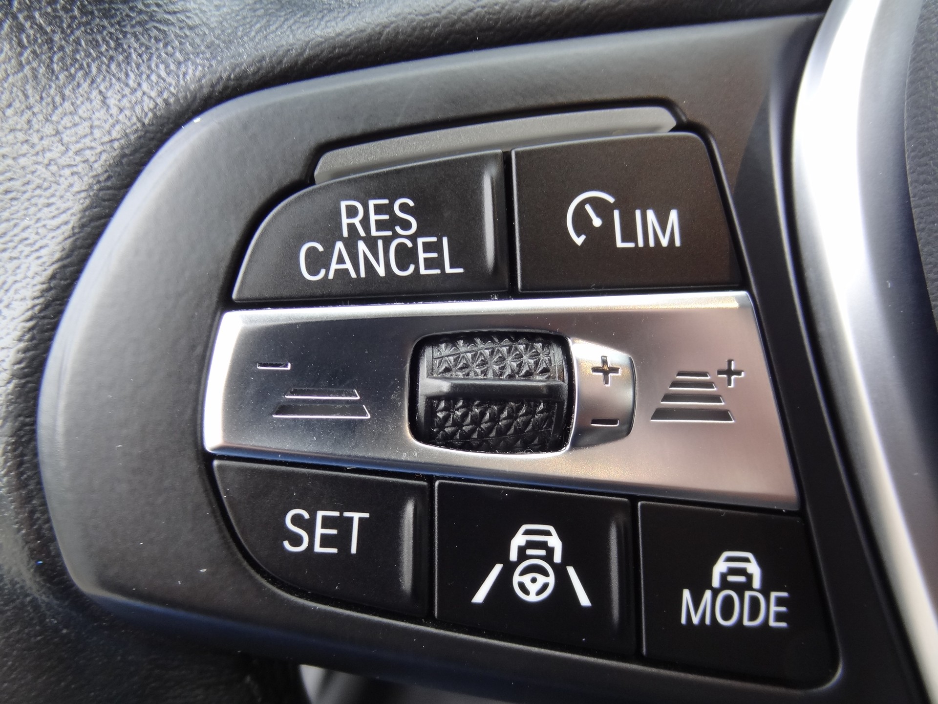 BMW 320d xDrive 48V Touring Steptronic-image-7