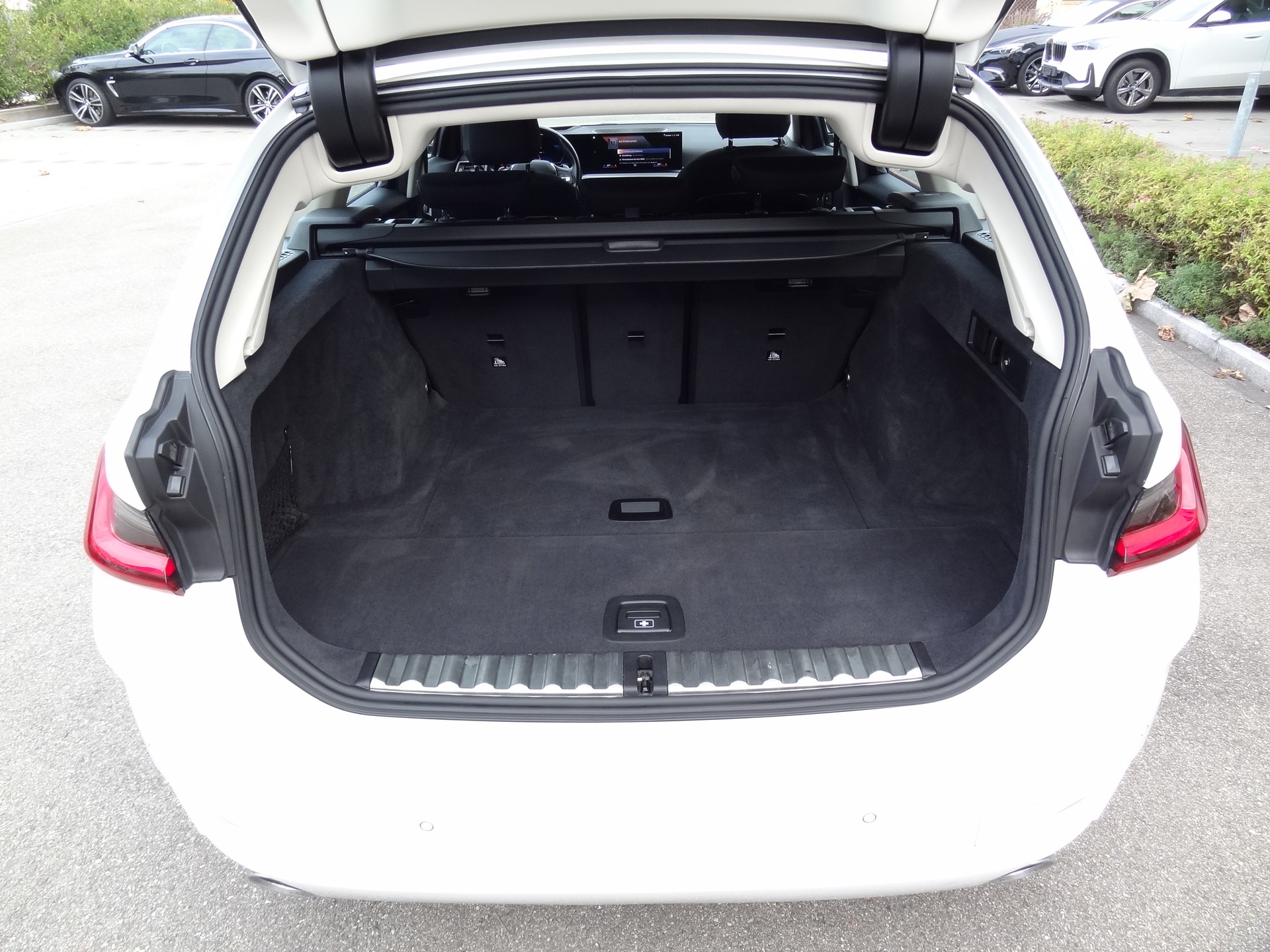 BMW 320d xDrive 48V Touring Steptronic-image-14