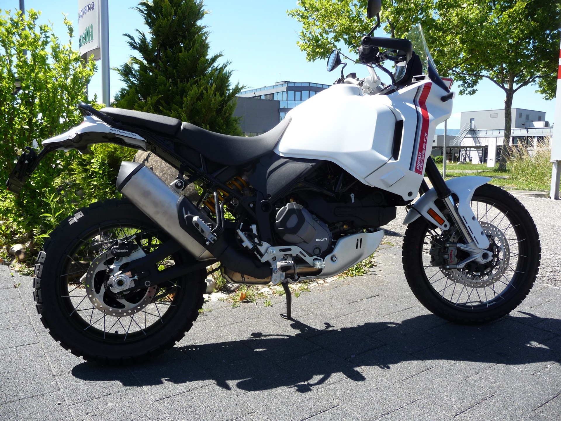 DUCATI DESERT X-showroom-element-1