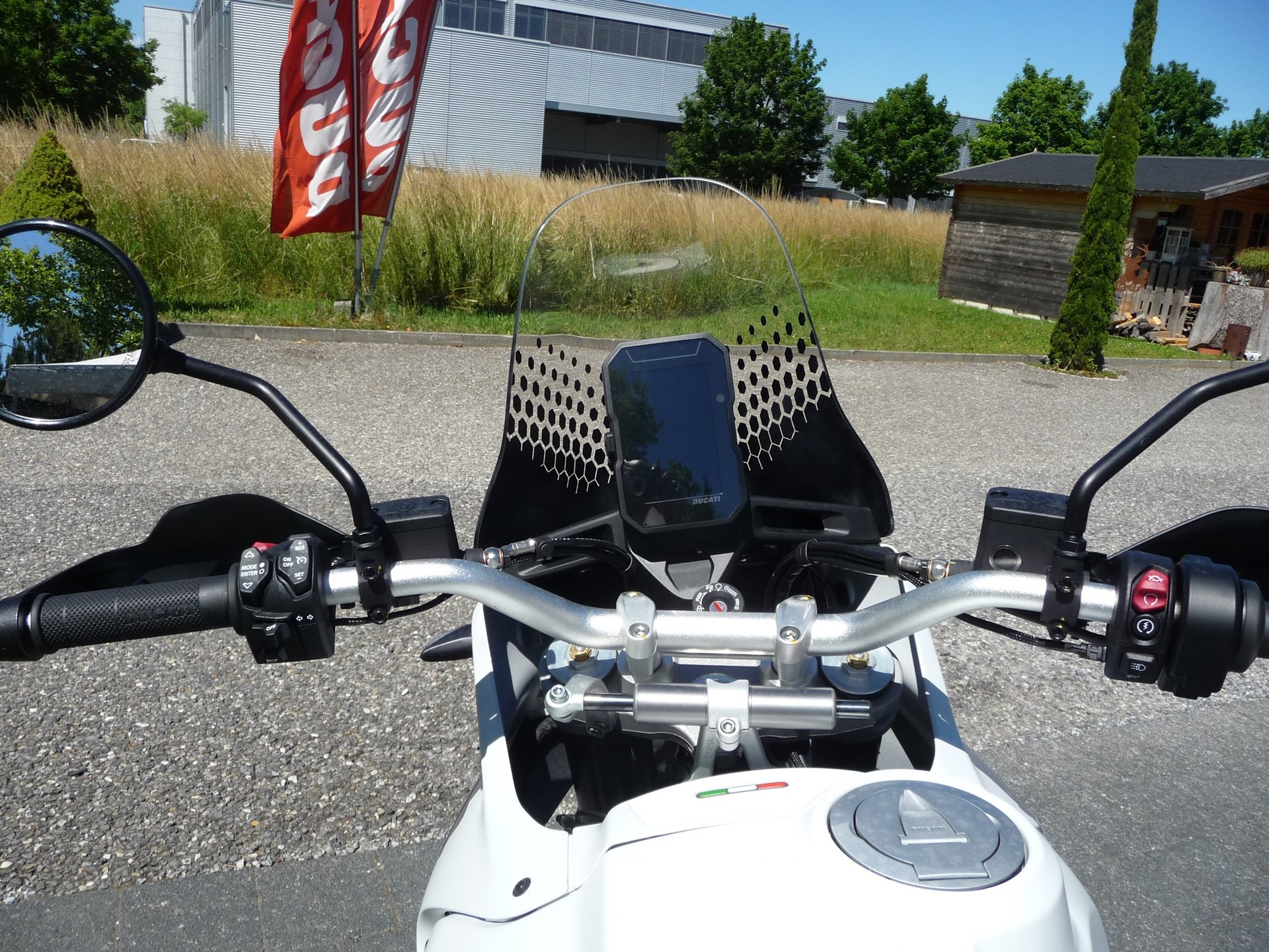DUCATI DESERT X-showroom-element-3