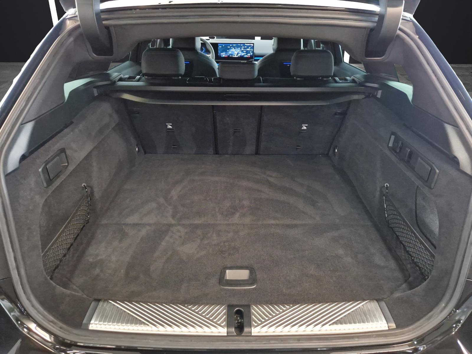 BMW 520d xDrive Touring M Sport-image-12