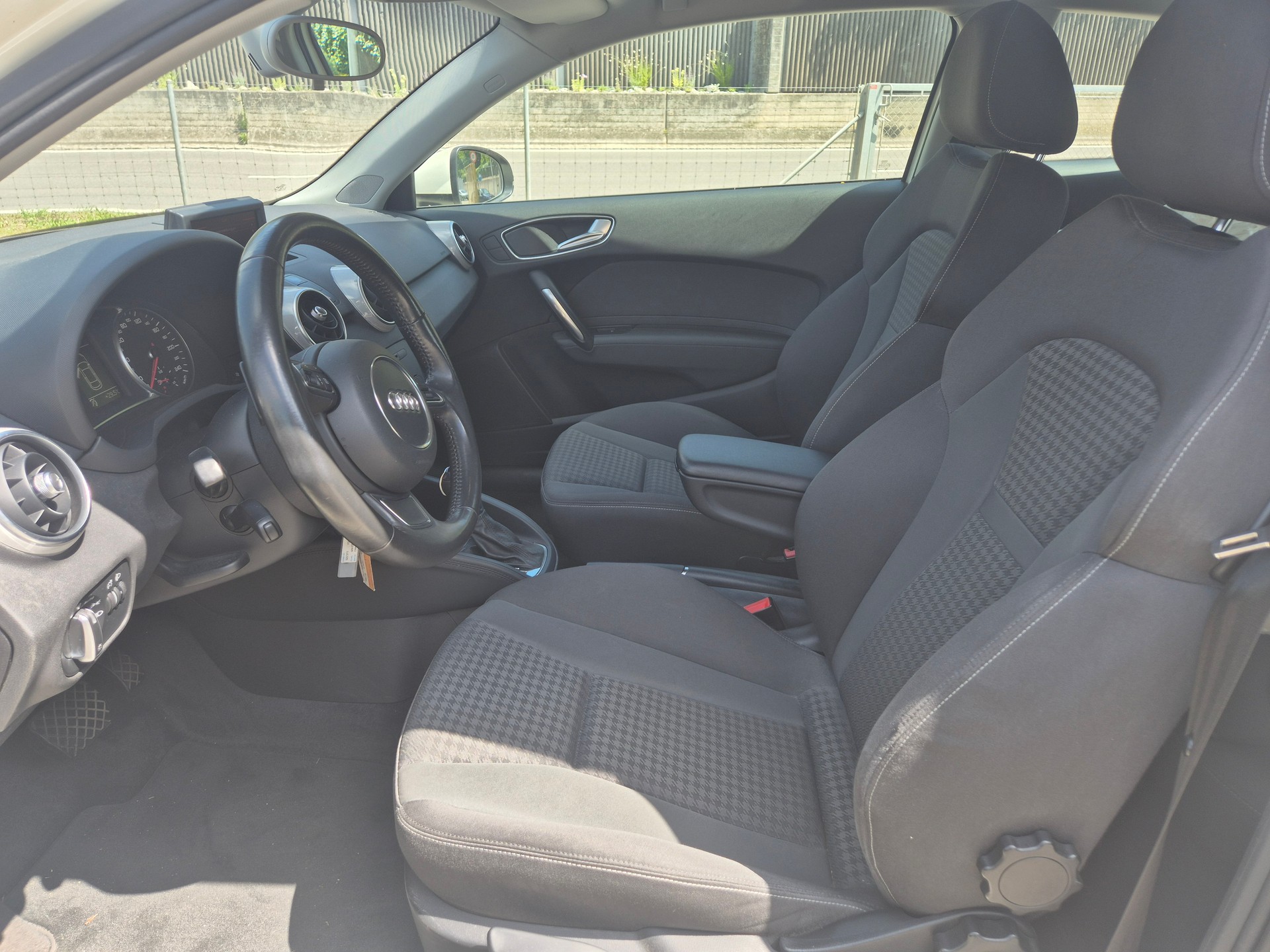 AUDI A1 1.4 TFSI Attraction S-tronic-image-7