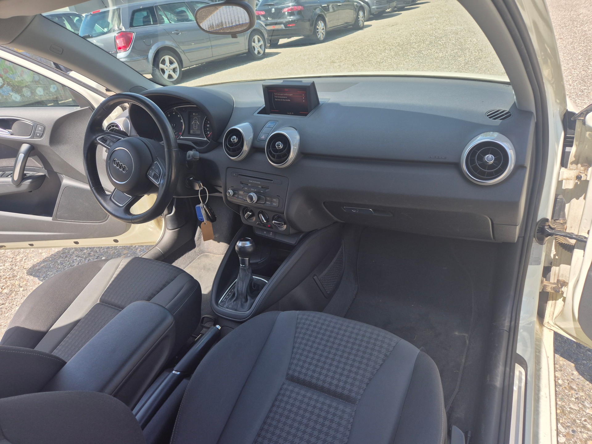 AUDI A1 1.4 TFSI Attraction S-tronic-image-8