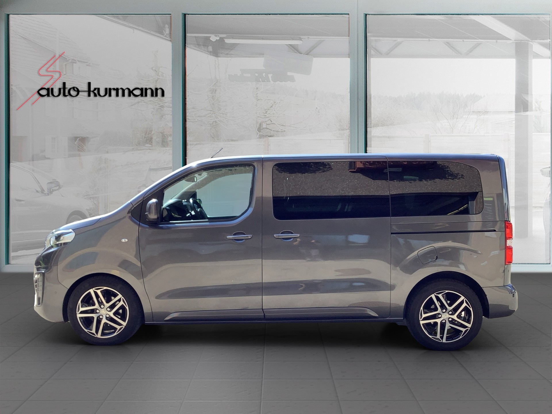 PEUGEOT Traveller 2.0 BlueHDi Business Standard EAT-image-1