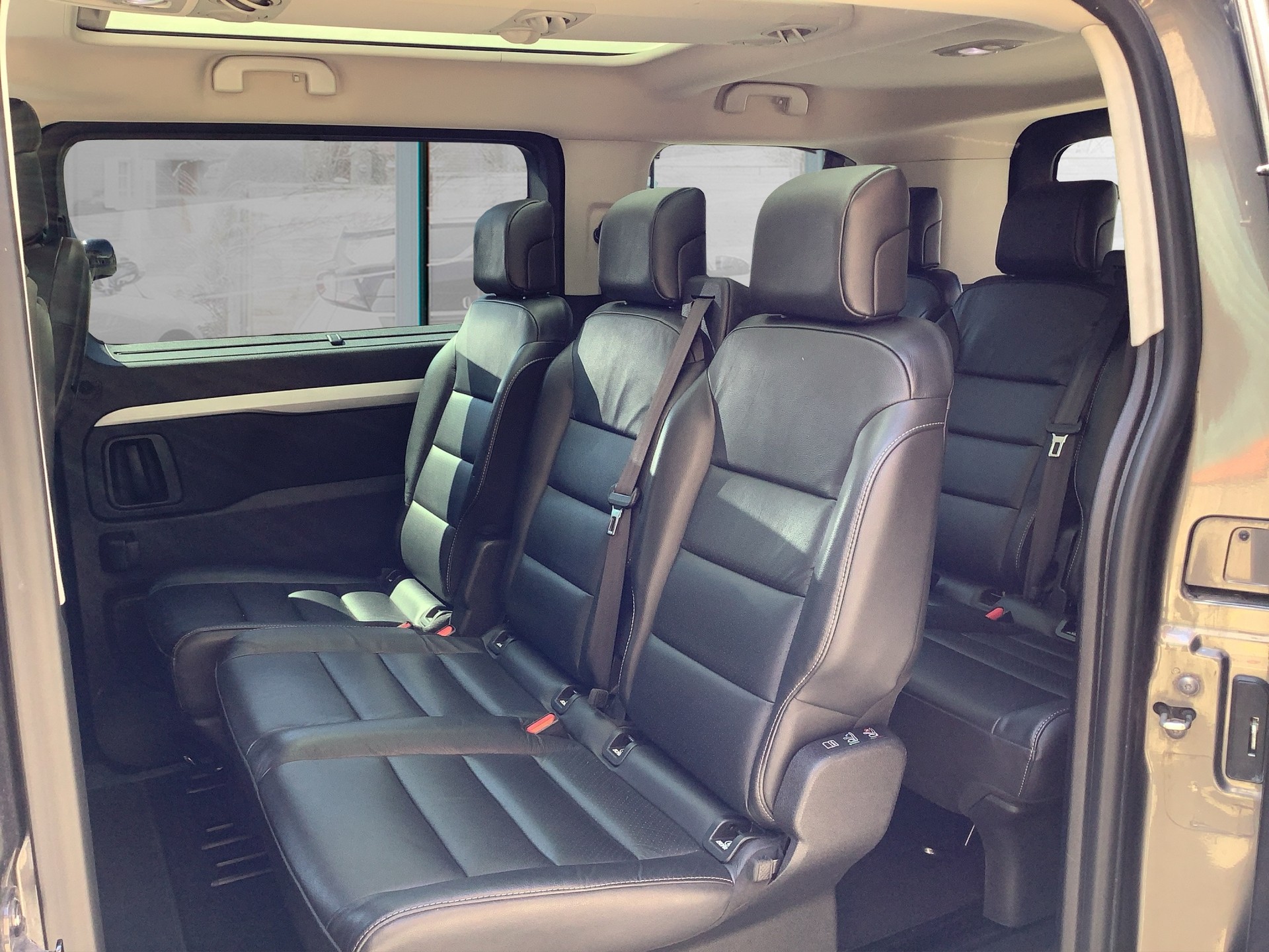 PEUGEOT Traveller 2.0 BlueHDi Business Standard EAT-image-10