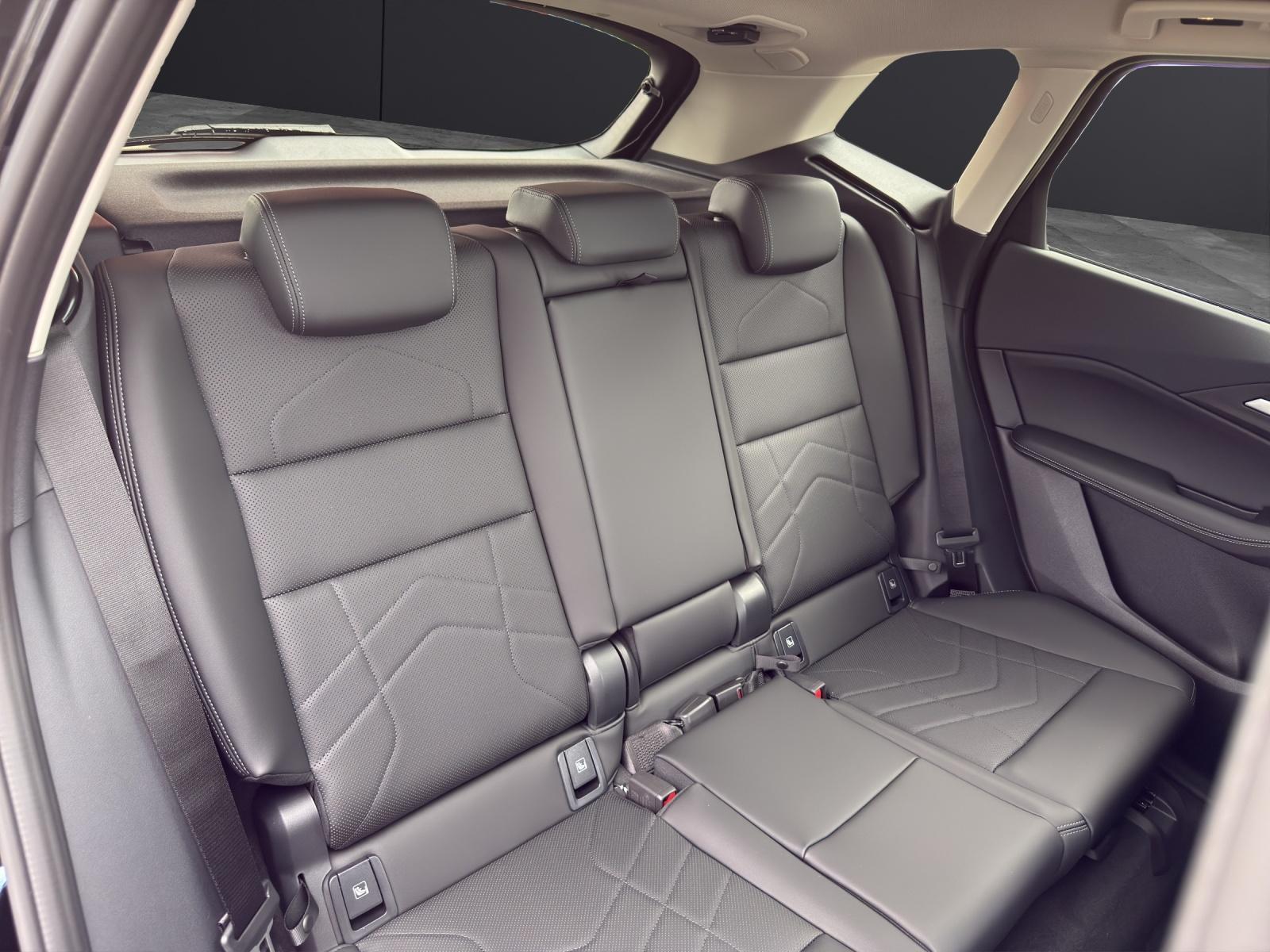 BMW 218d Active Tourer-image-11
