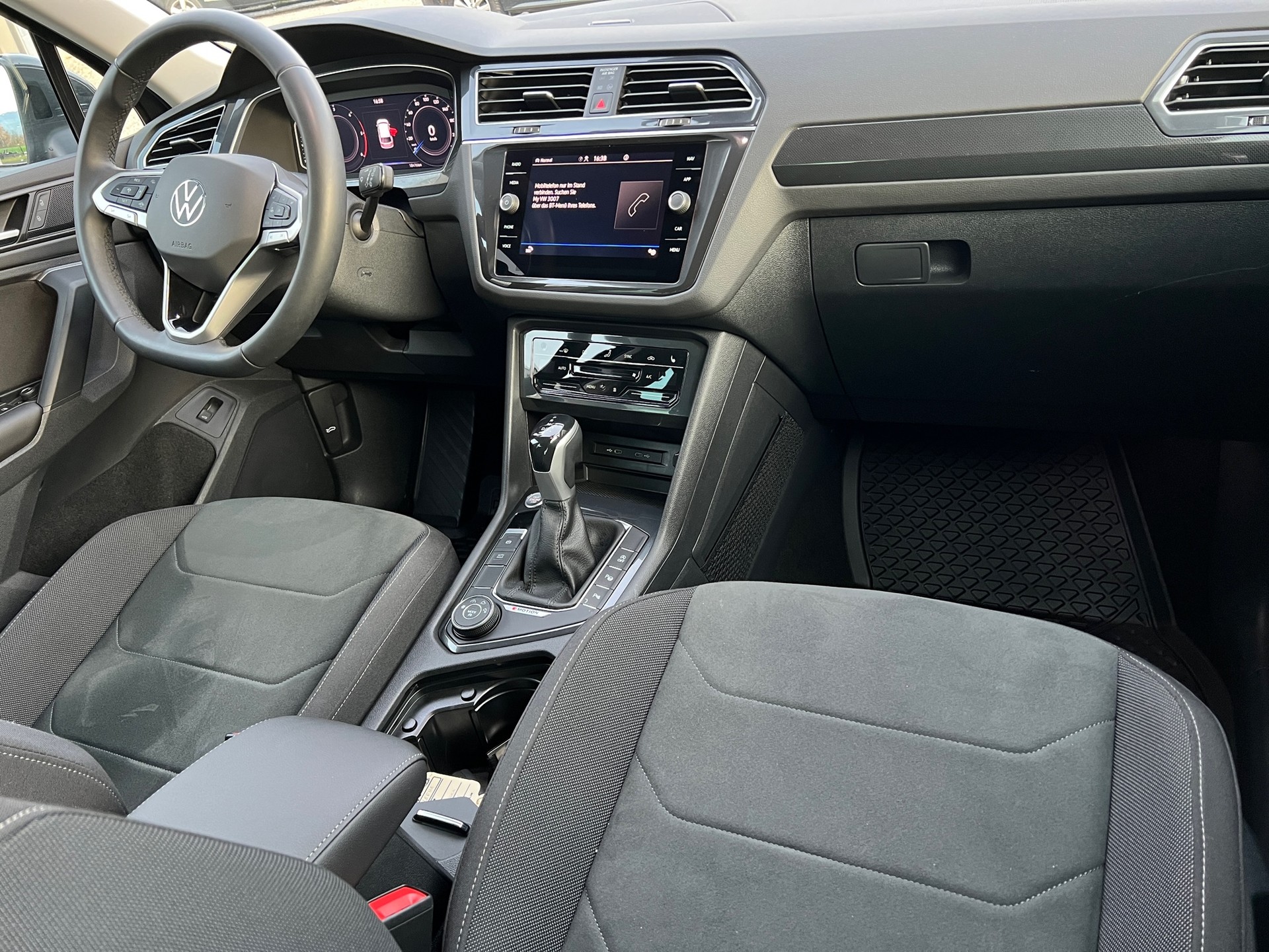 VW Tiguan 2.0 TDI SCR Elegance 4Motion DSG-image-5
