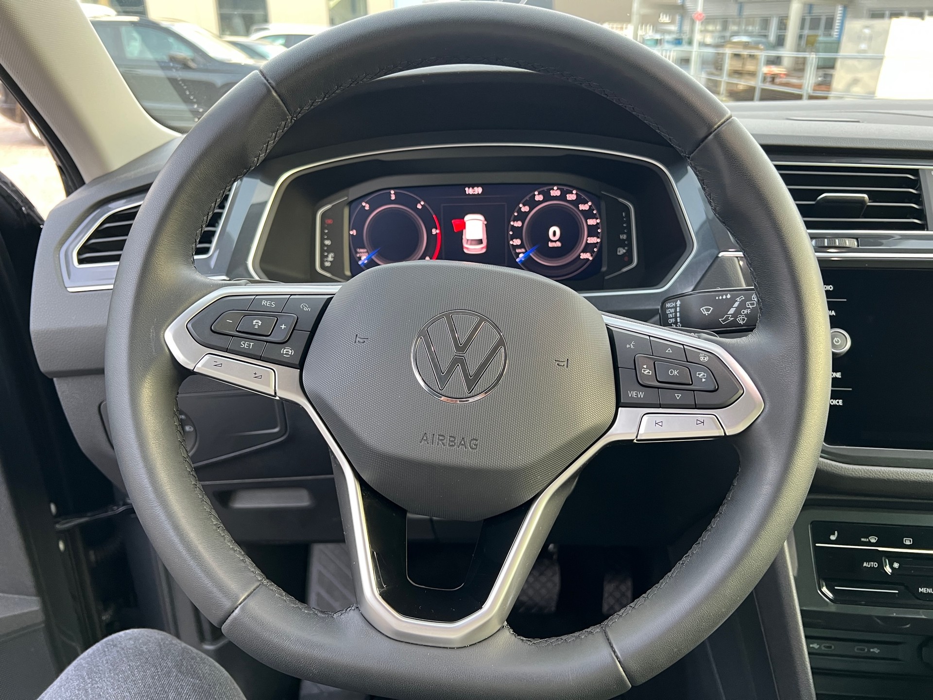 VW Tiguan 2.0 TDI SCR Elegance 4Motion DSG-image-6