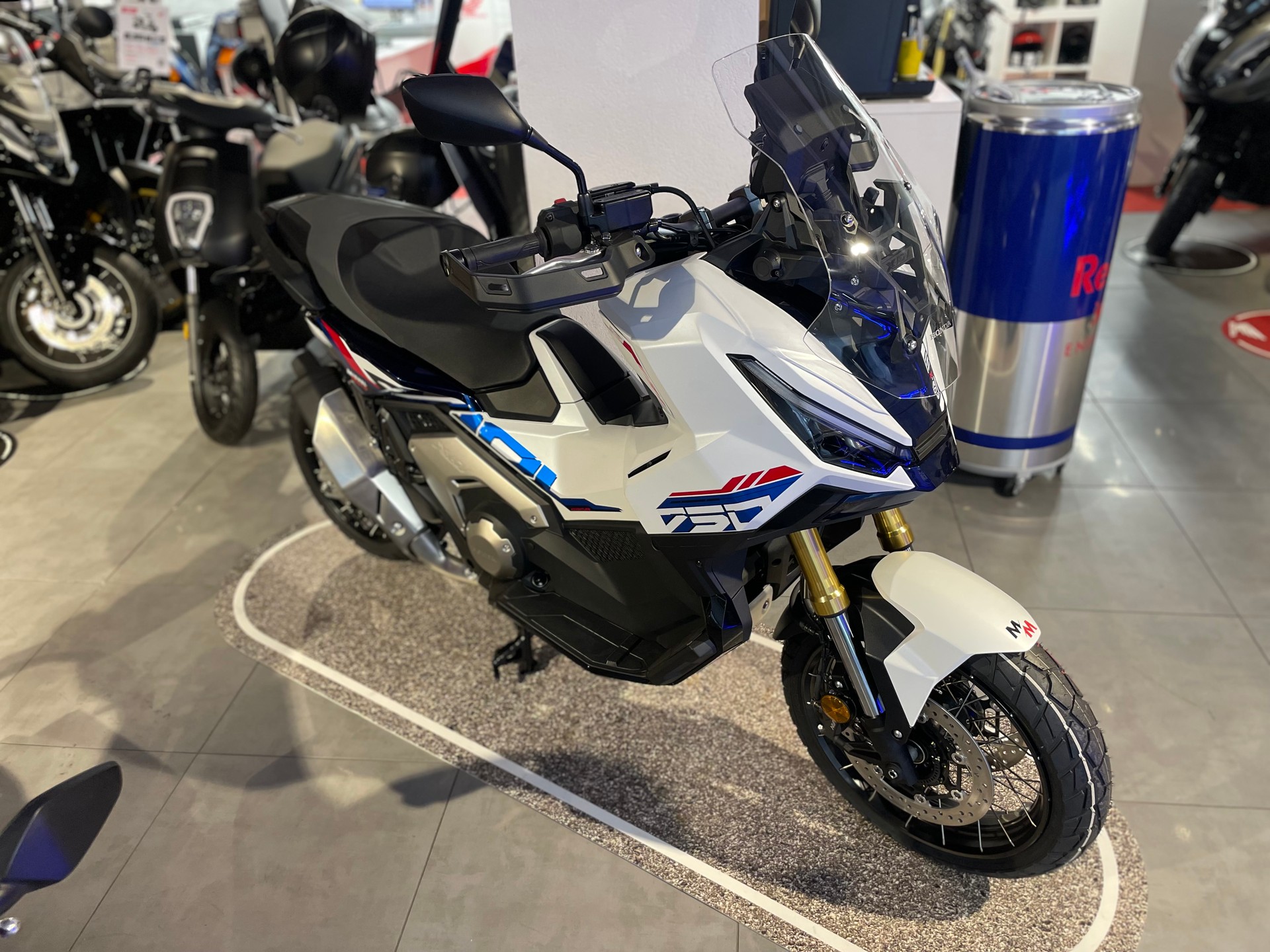 HONDA X-ADV 750-showroom-element-1