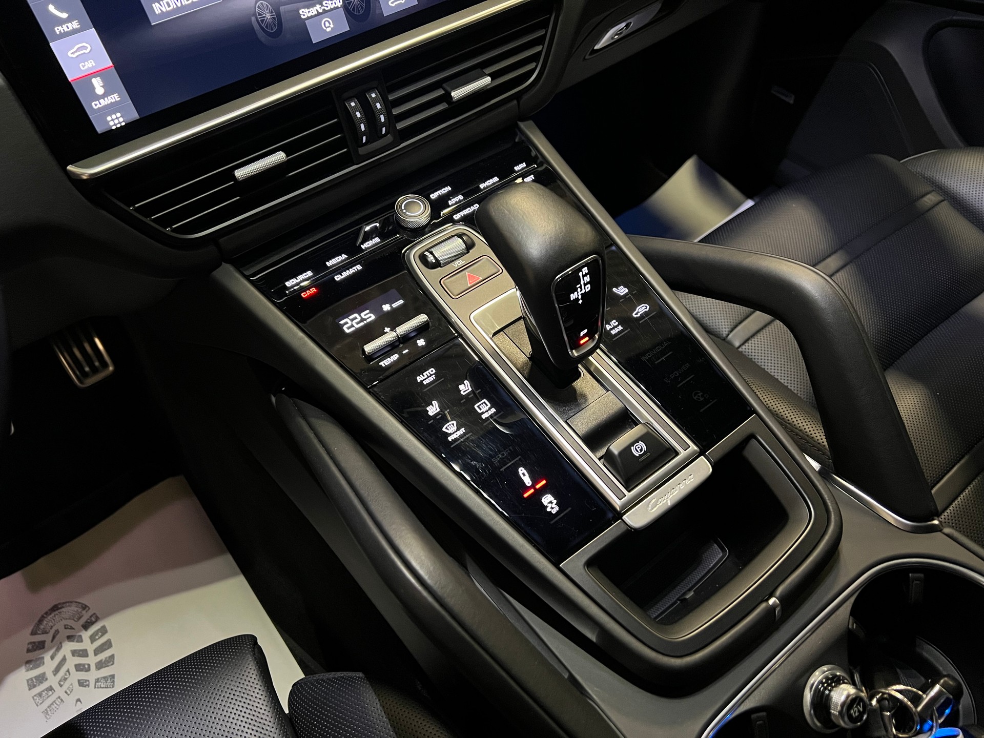 PORSCHE Cayenne Turbo-image-25