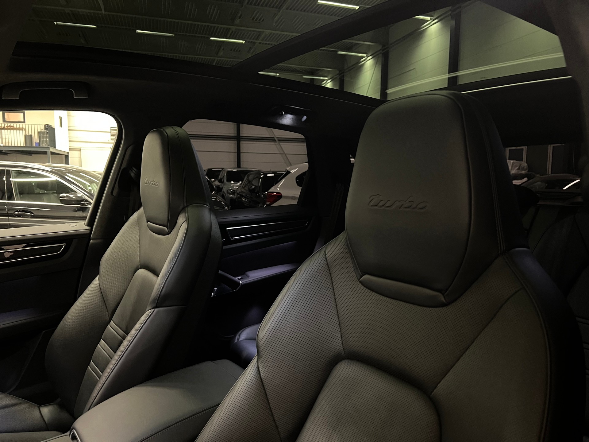 PORSCHE Cayenne Turbo-image-17