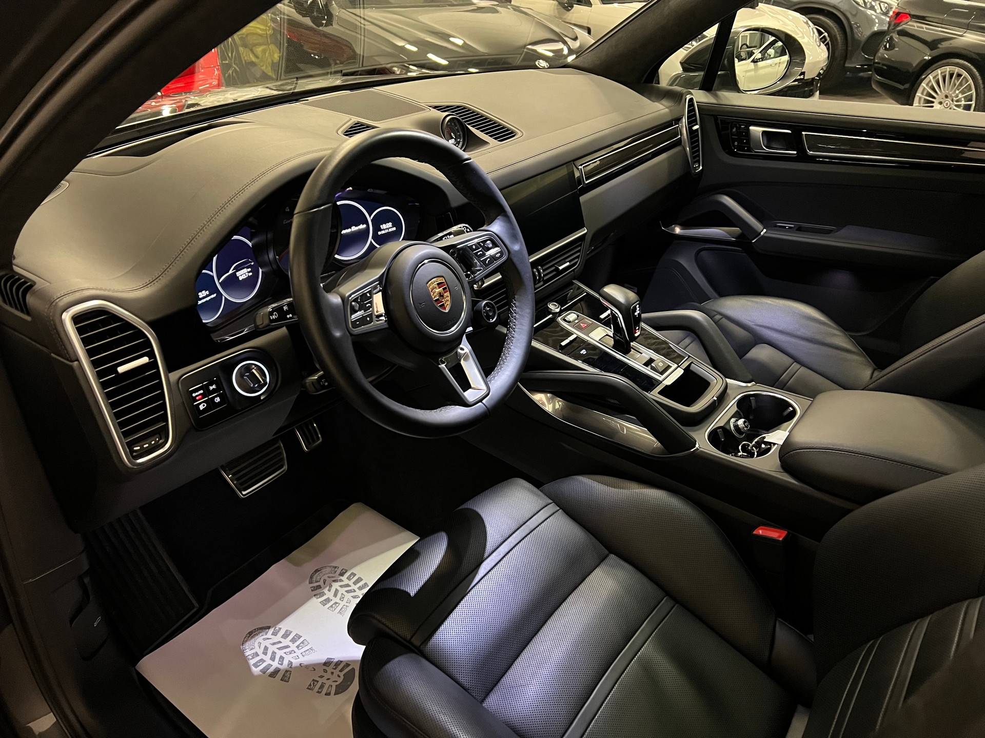 PORSCHE Cayenne Turbo-image-16