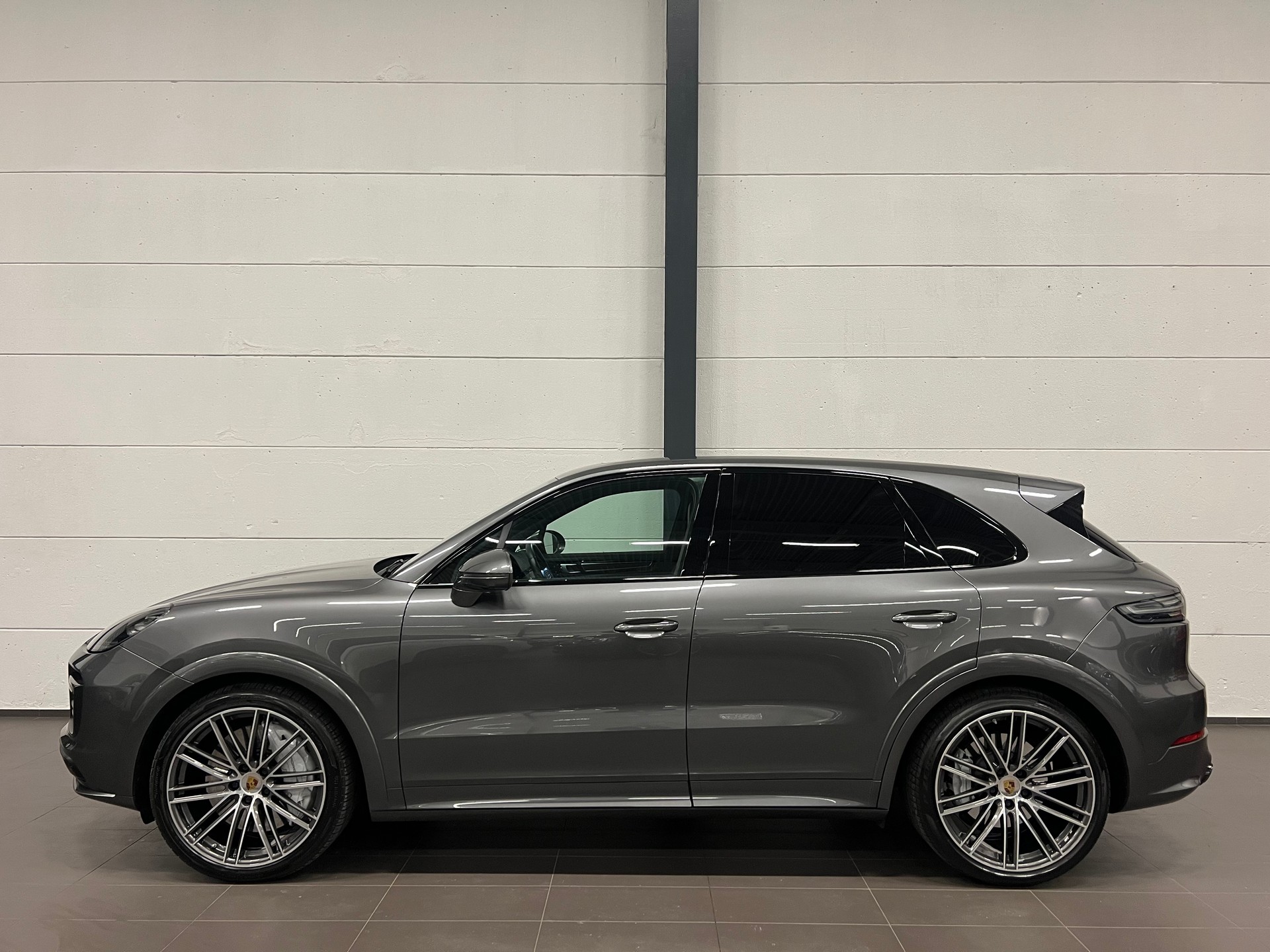 PORSCHE Cayenne Turbo-image-9