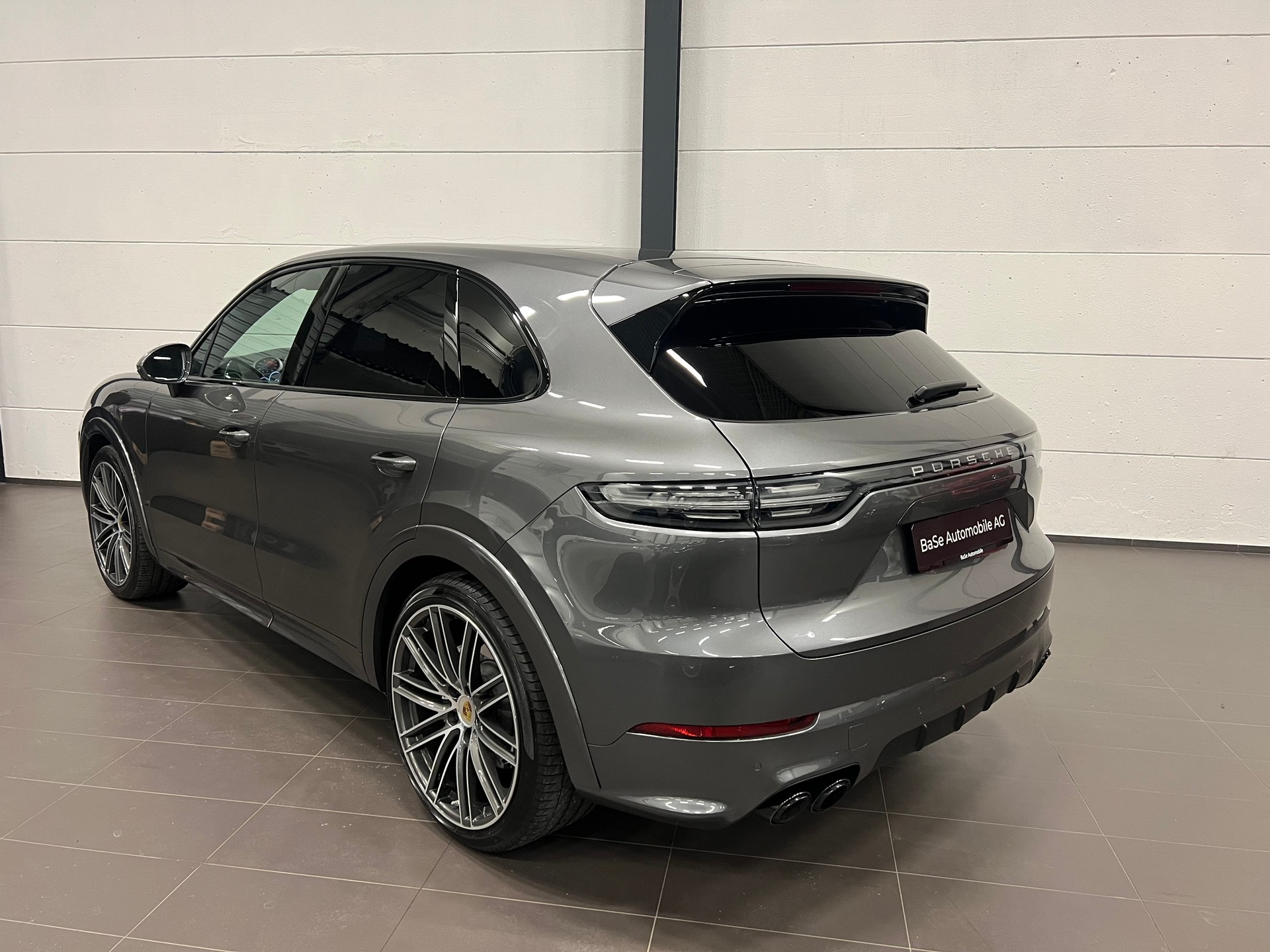 PORSCHE Cayenne Turbo-image-12