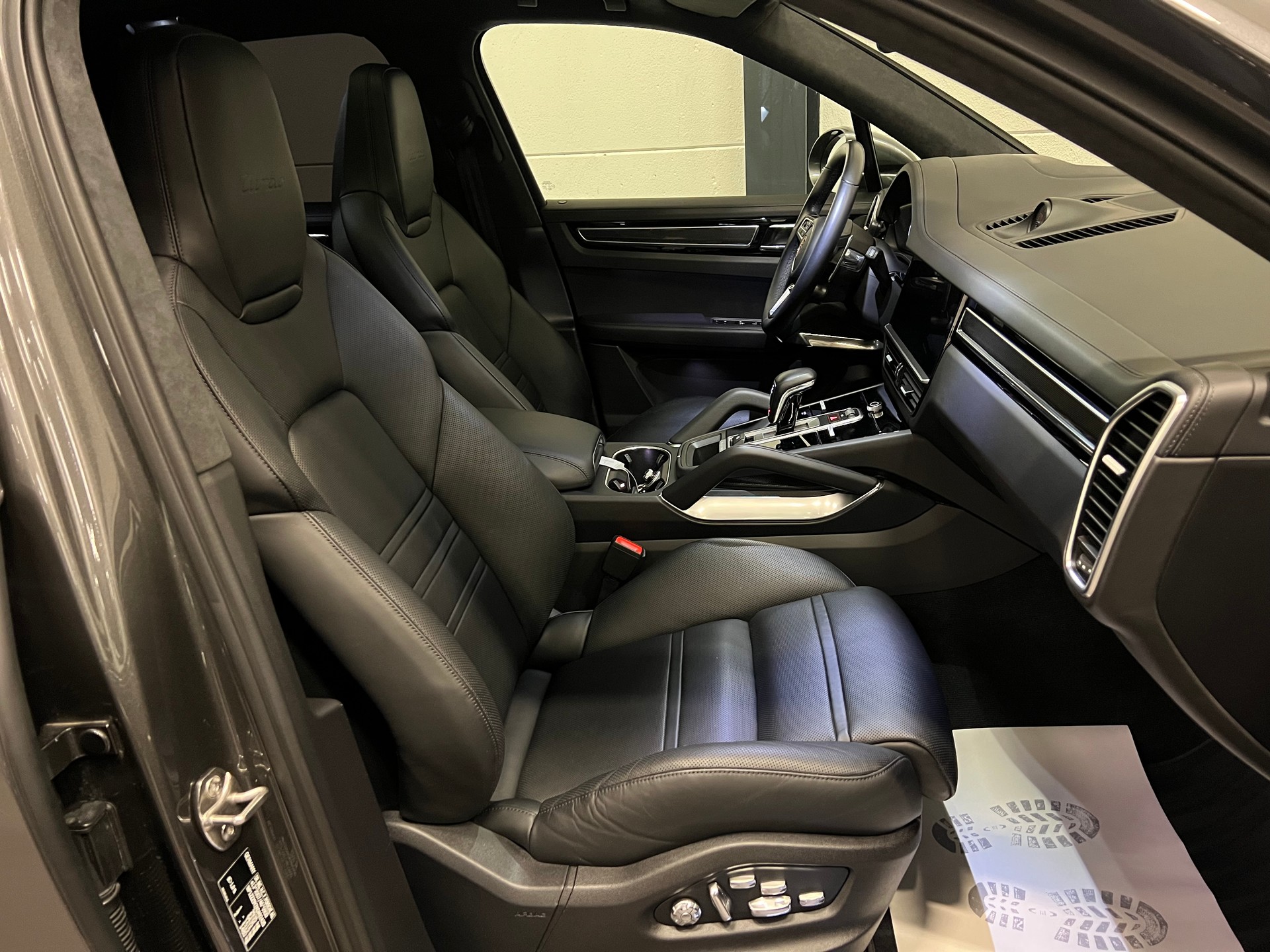 PORSCHE Cayenne Turbo-image-18