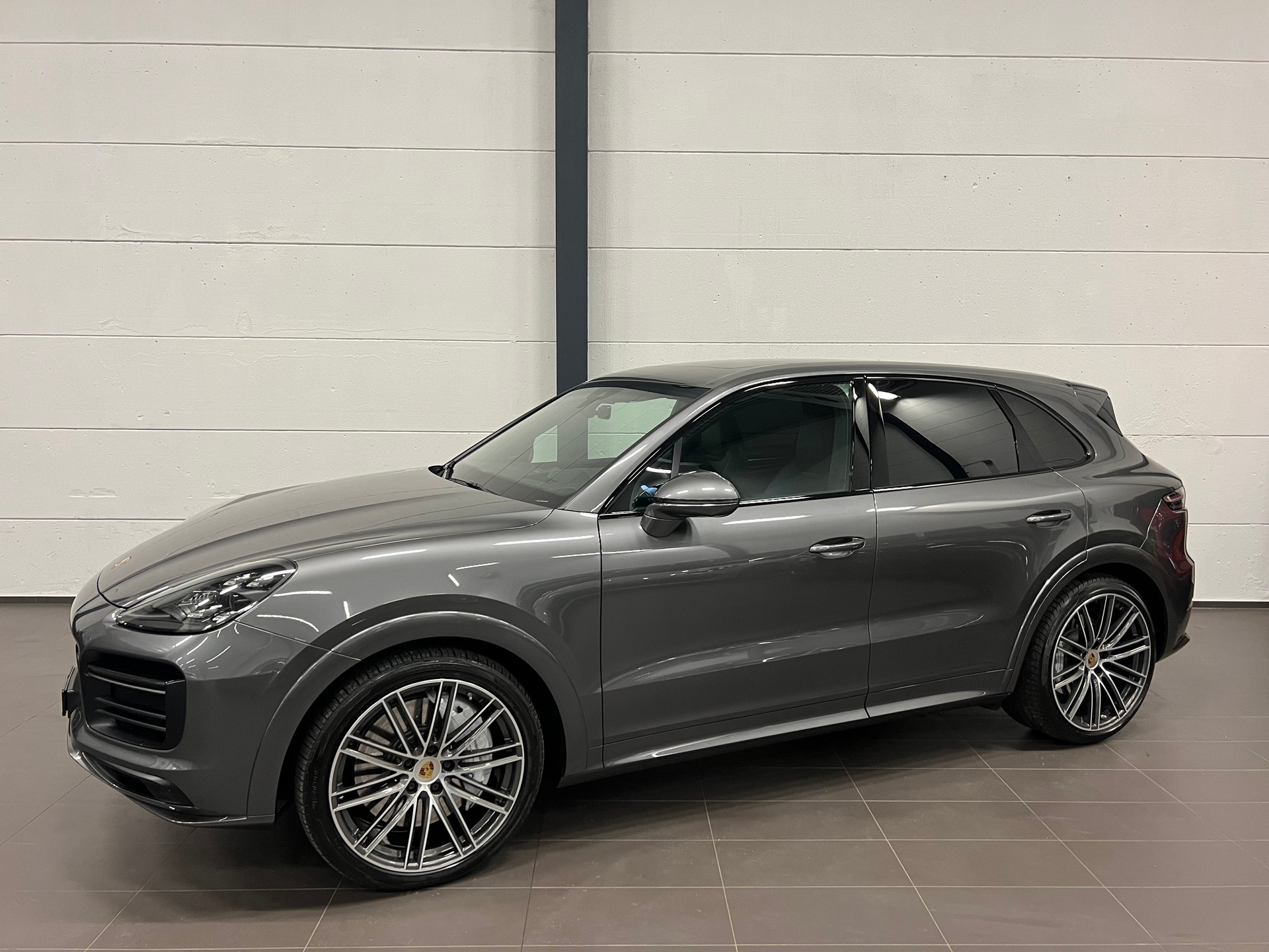 PORSCHE Cayenne Turbo-image-2