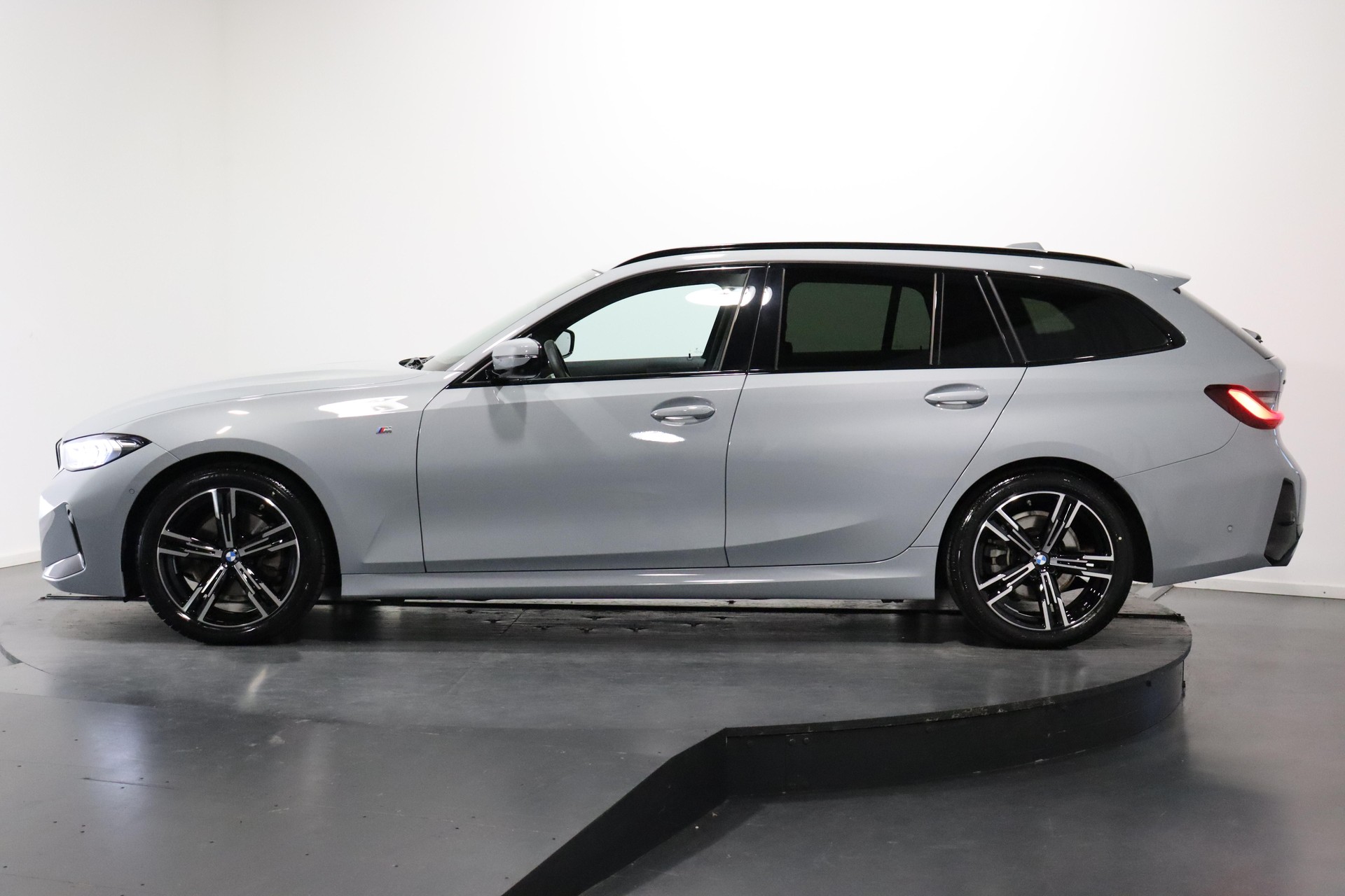 BMW 320d xDrive SAG Touring-image-1