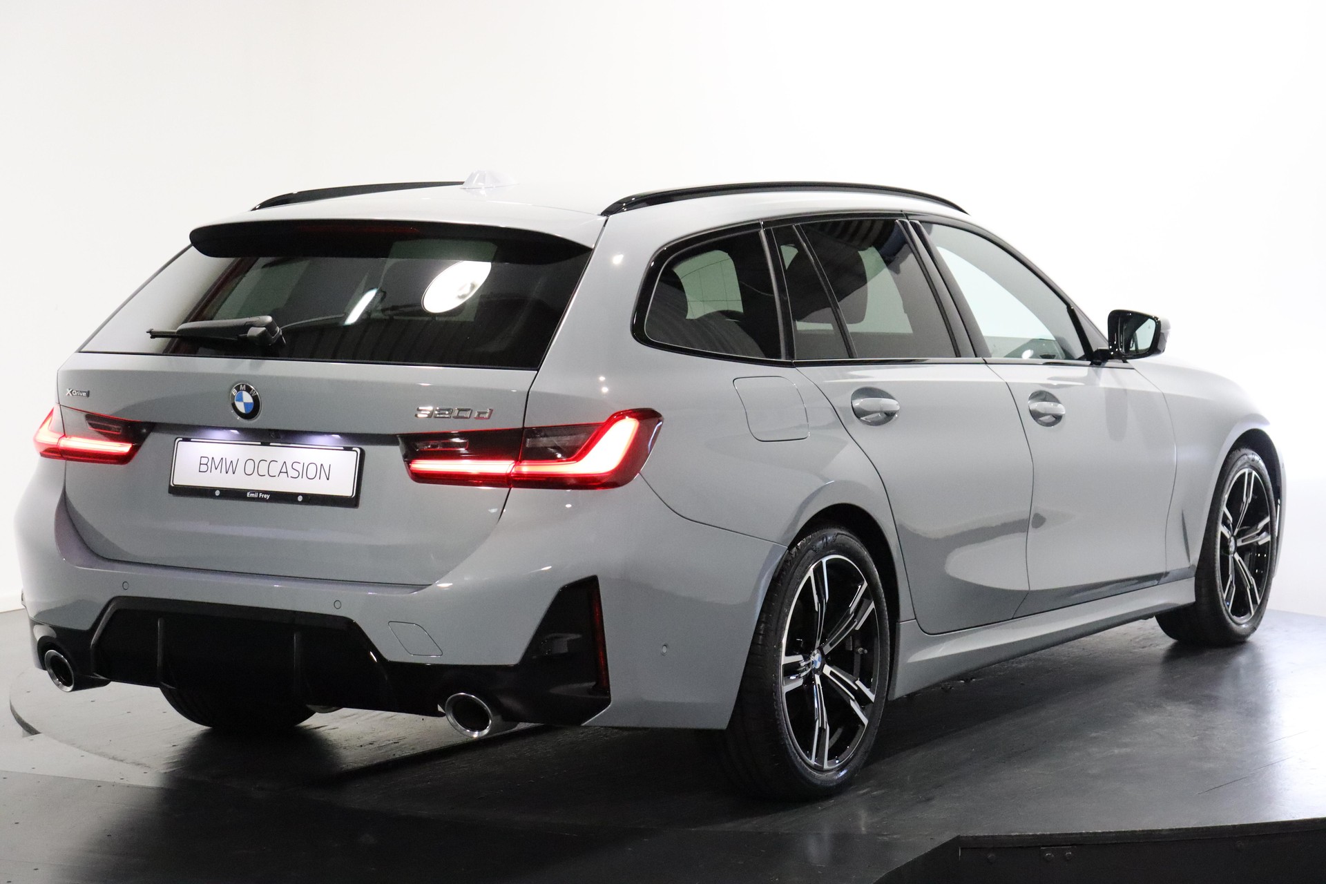 BMW 320d xDrive SAG Touring-image-2