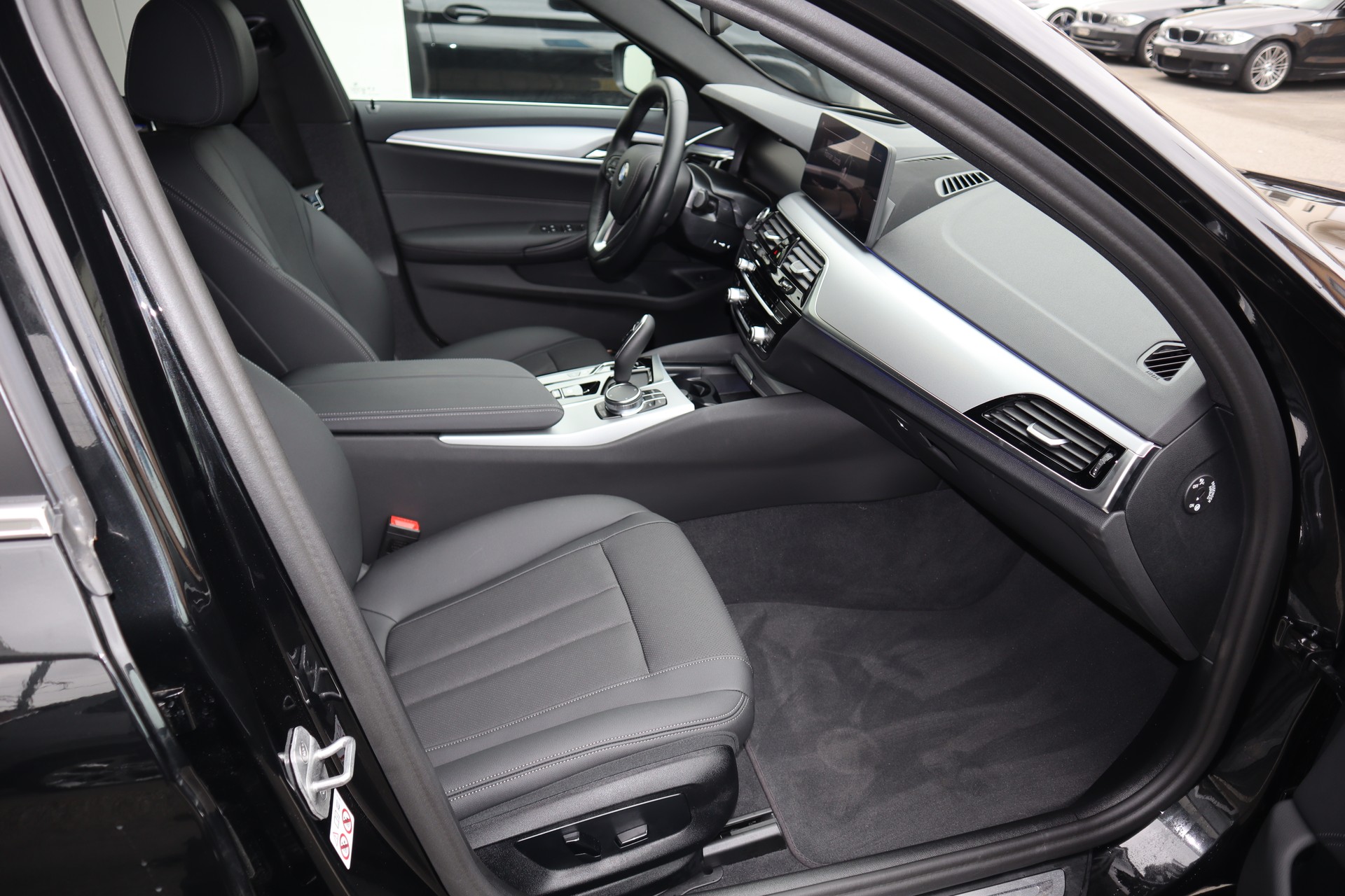 BMW 530d xDrive 48V Touring Steptronic 4x4 mit AHK-image-4