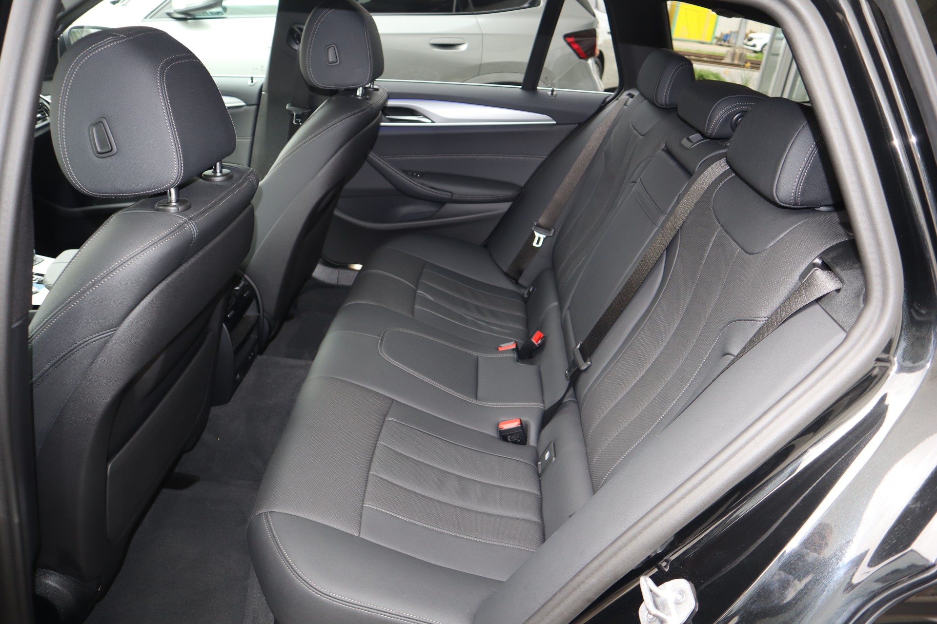 BMW 530d xDrive 48V Touring Steptronic 4x4 mit AHK-image-7