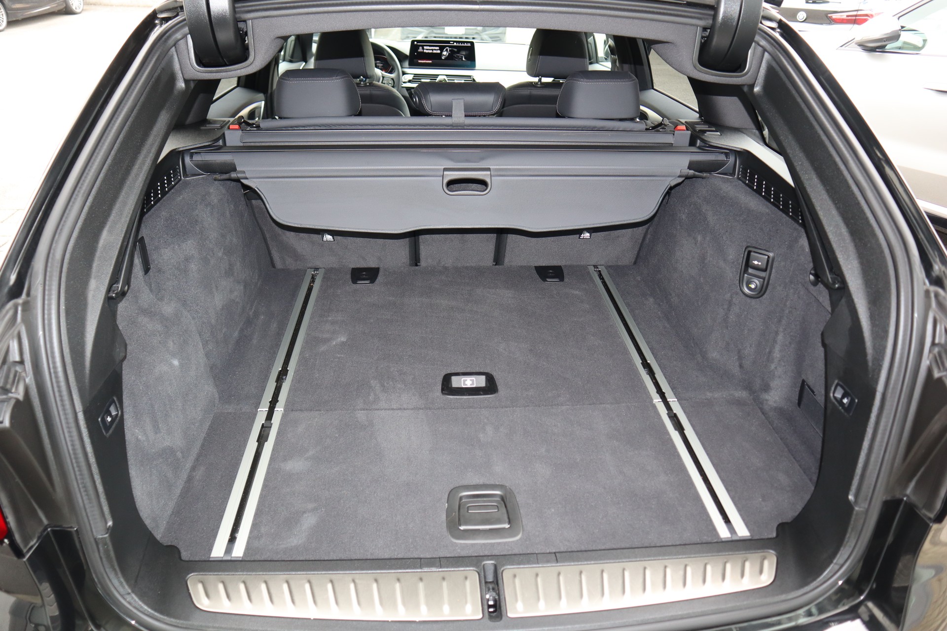 BMW 530d xDrive 48V Touring Steptronic 4x4 mit AHK-image-14