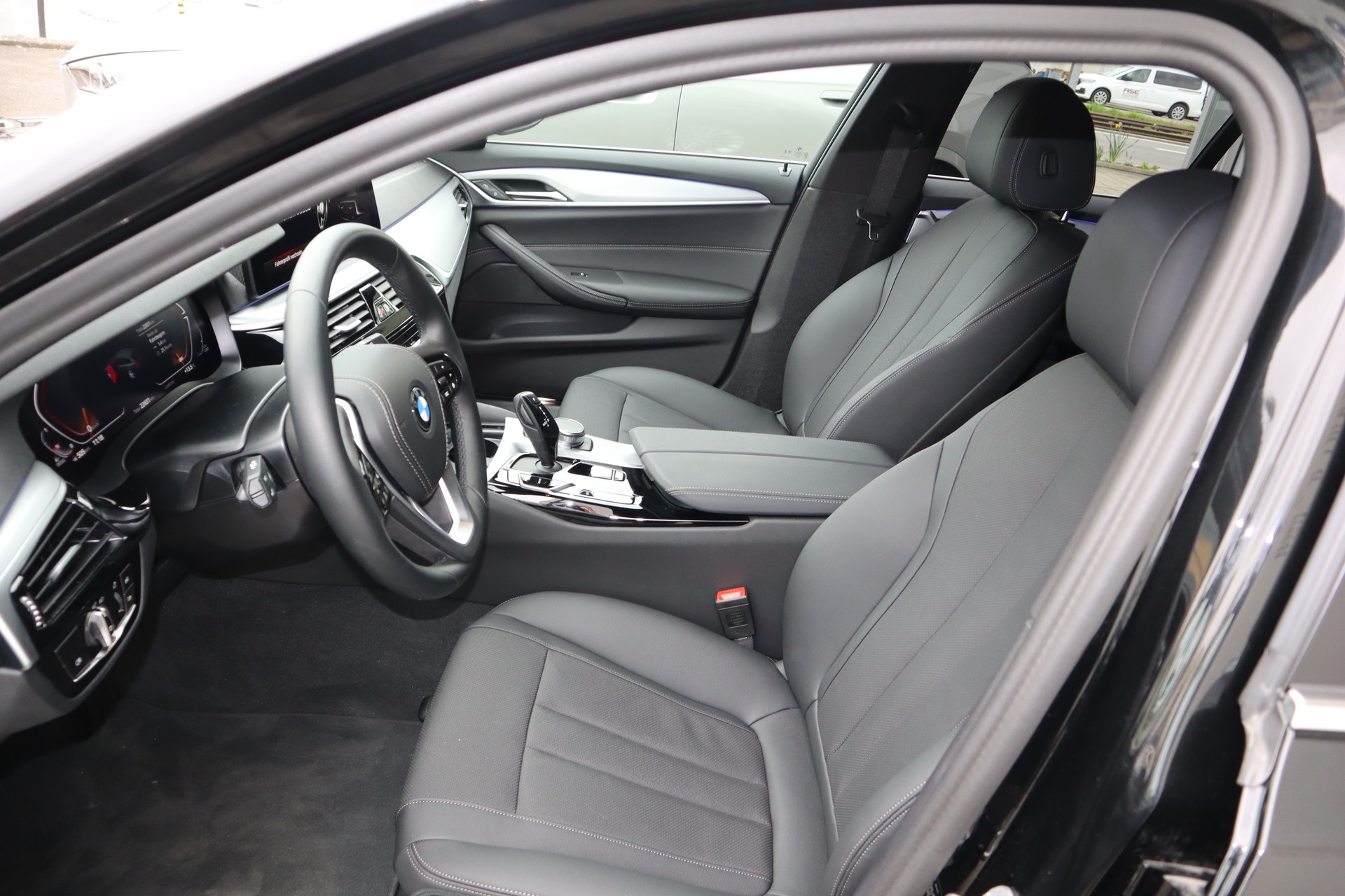 BMW 530d xDrive 48V Touring Steptronic 4x4 mit AHK-image-6