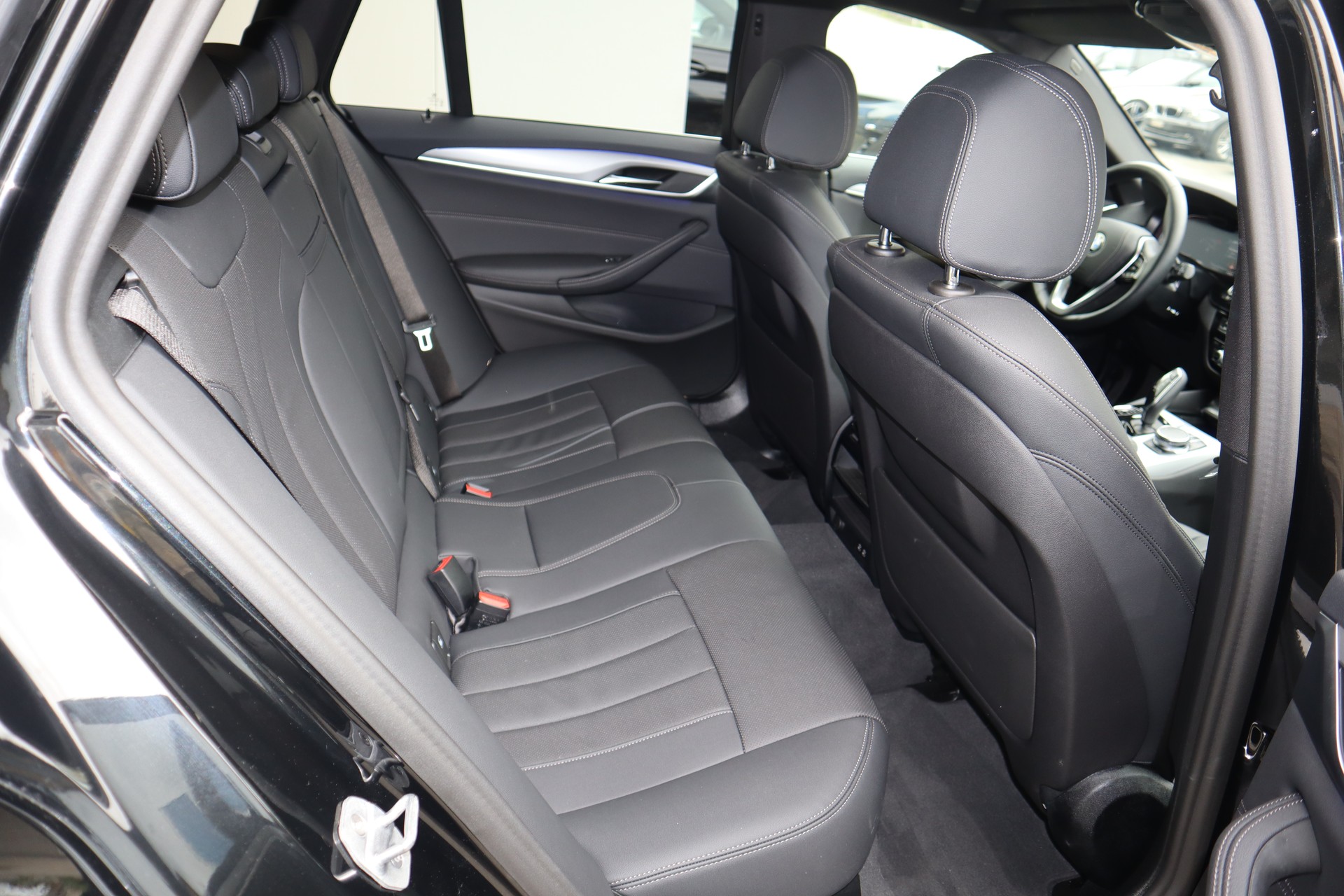 BMW 530d xDrive 48V Touring Steptronic 4x4 mit AHK-image-5