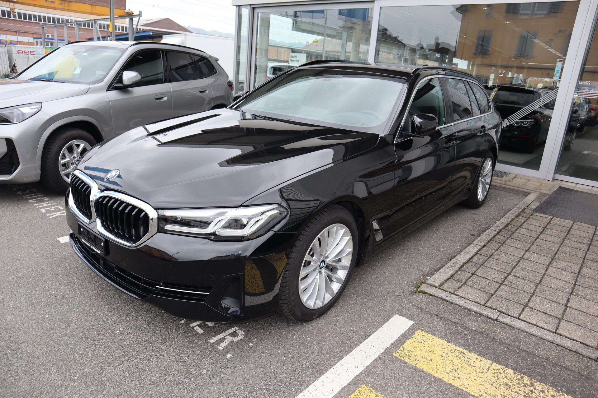 BMW 530d xDrive 48V Touring Steptronic 4x4 mit AHK-image-2
