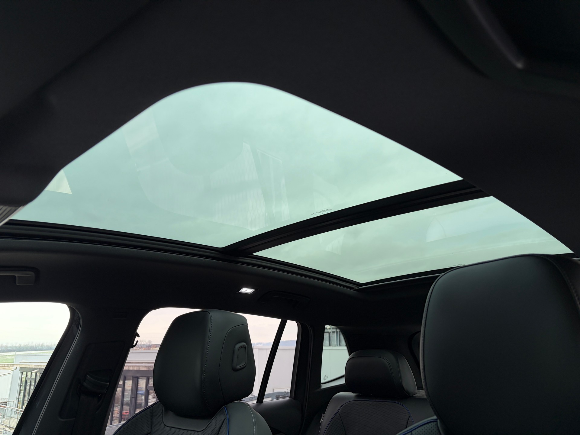 VW Tiguan 2.0 TDI SCR R-Line 4Motion DSG-image-25