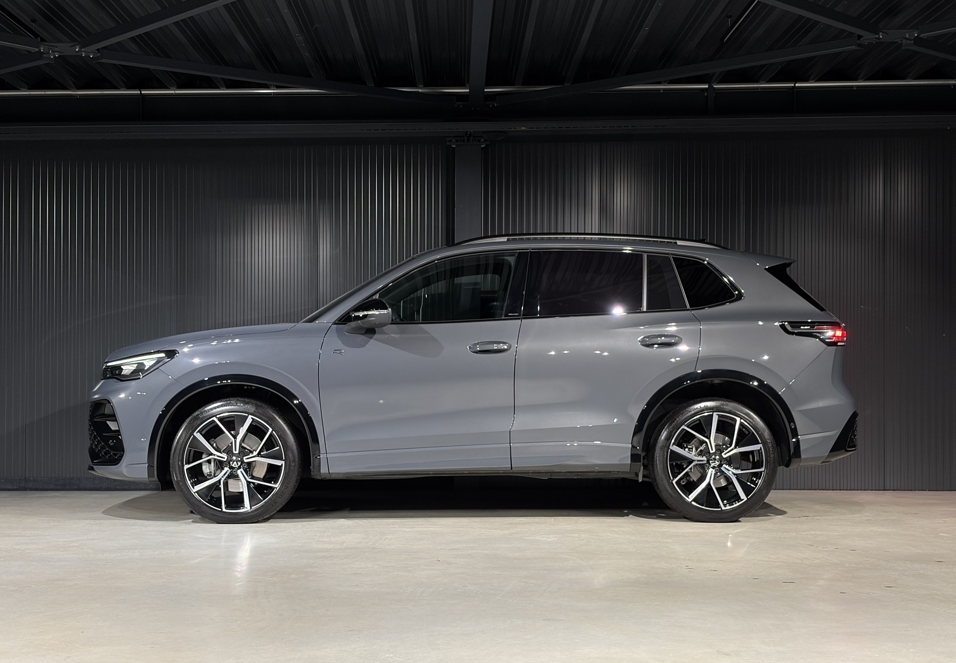 VW Tiguan 2.0 TDI SCR R-Line 4Motion DSG-image-8