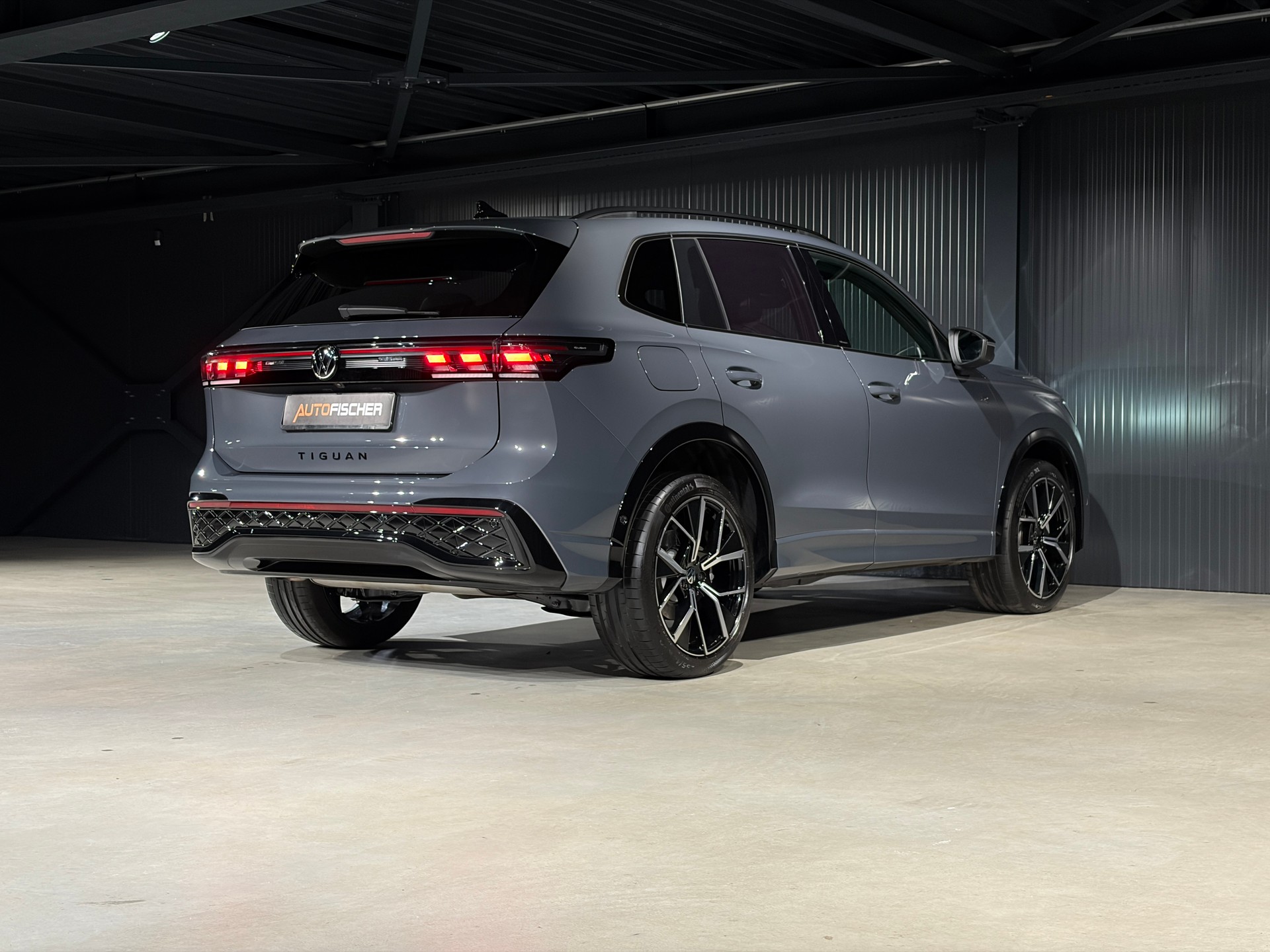 VW Tiguan 2.0 TDI SCR R-Line 4Motion DSG-image-6