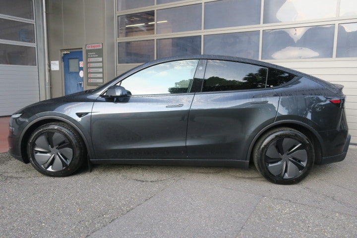 TESLA Model Y Long Range Premium AWD-image-3