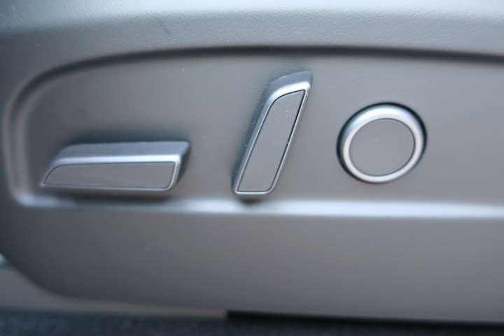 TESLA Model Y Long Range Premium AWD-image-14