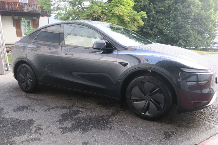 TESLA Model Y Long Range Premium AWD-image-2