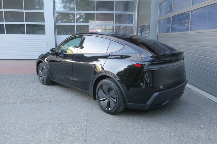 TESLA Model Y Long Range Premium AWD-image-4