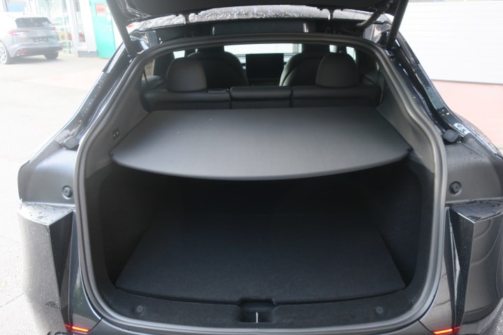 TESLA Model Y Long Range Premium AWD-image-7