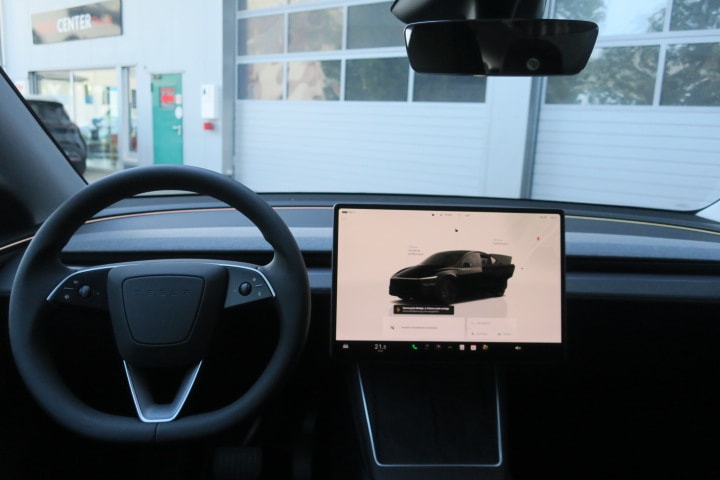 TESLA Model Y Long Range Premium AWD-image-8
