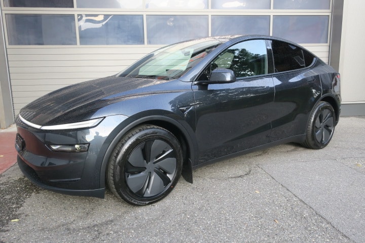 TESLA Model Y Long Range Premium AWD-image-0