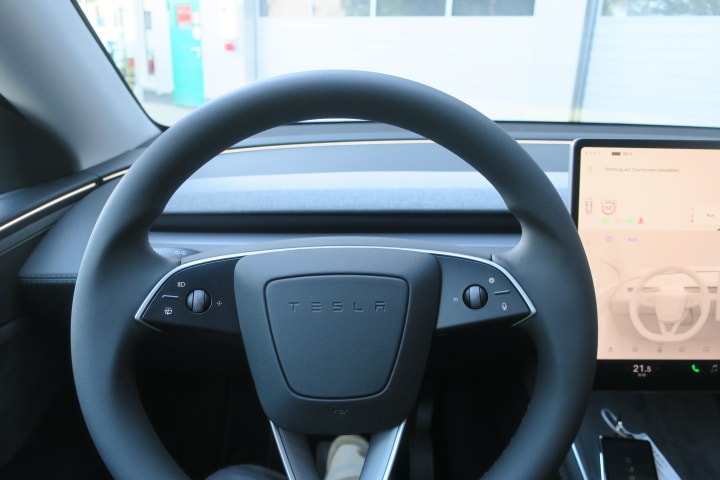 TESLA Model Y Long Range Premium AWD-image-15
