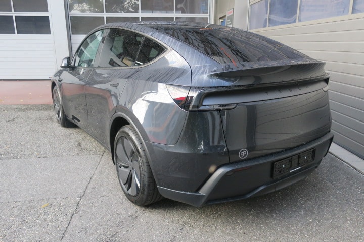 TESLA Model Y Long Range Premium AWD-image-4