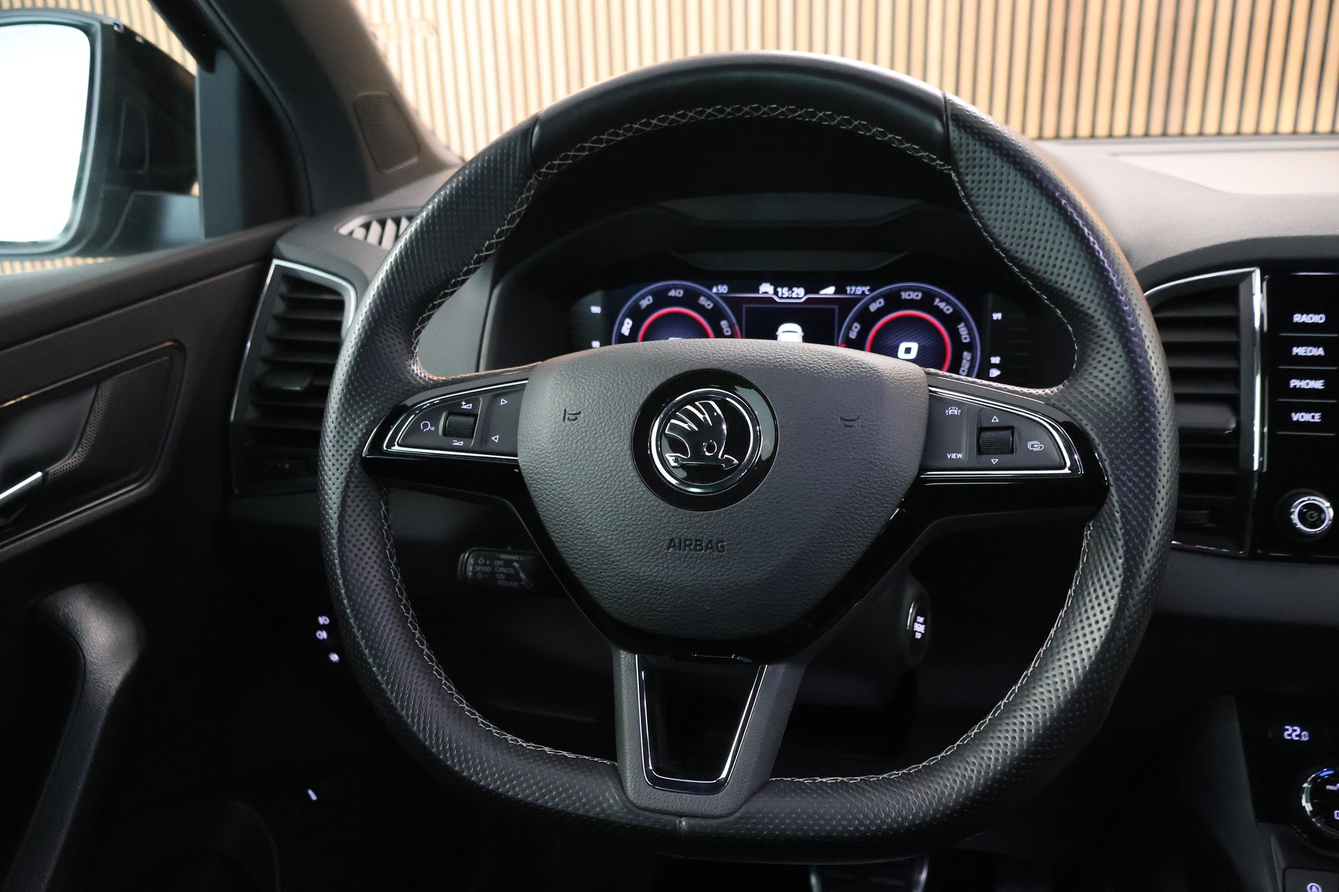 SKODA Karoq 2.0 TSI SportLine 4x4 DSG-image-16