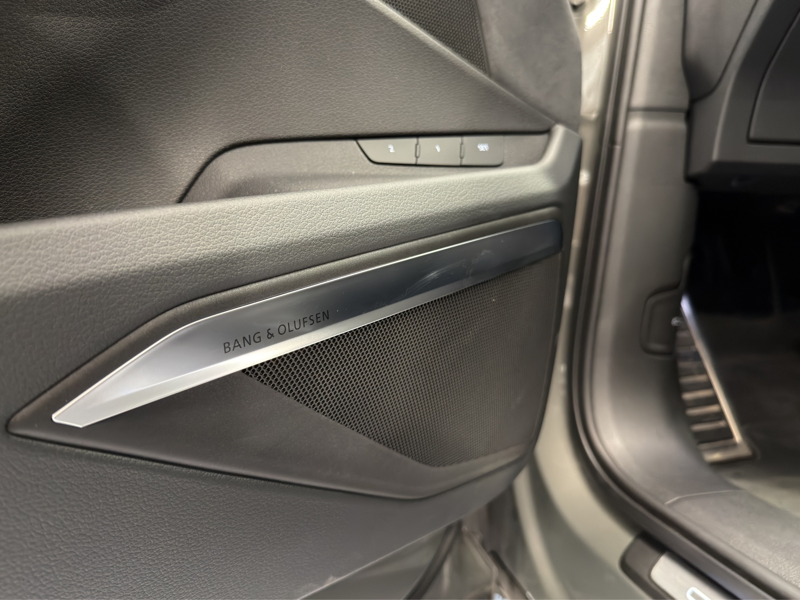 AUDI Q8 Sportback 55 e-tron Black Edition quattro-image-16